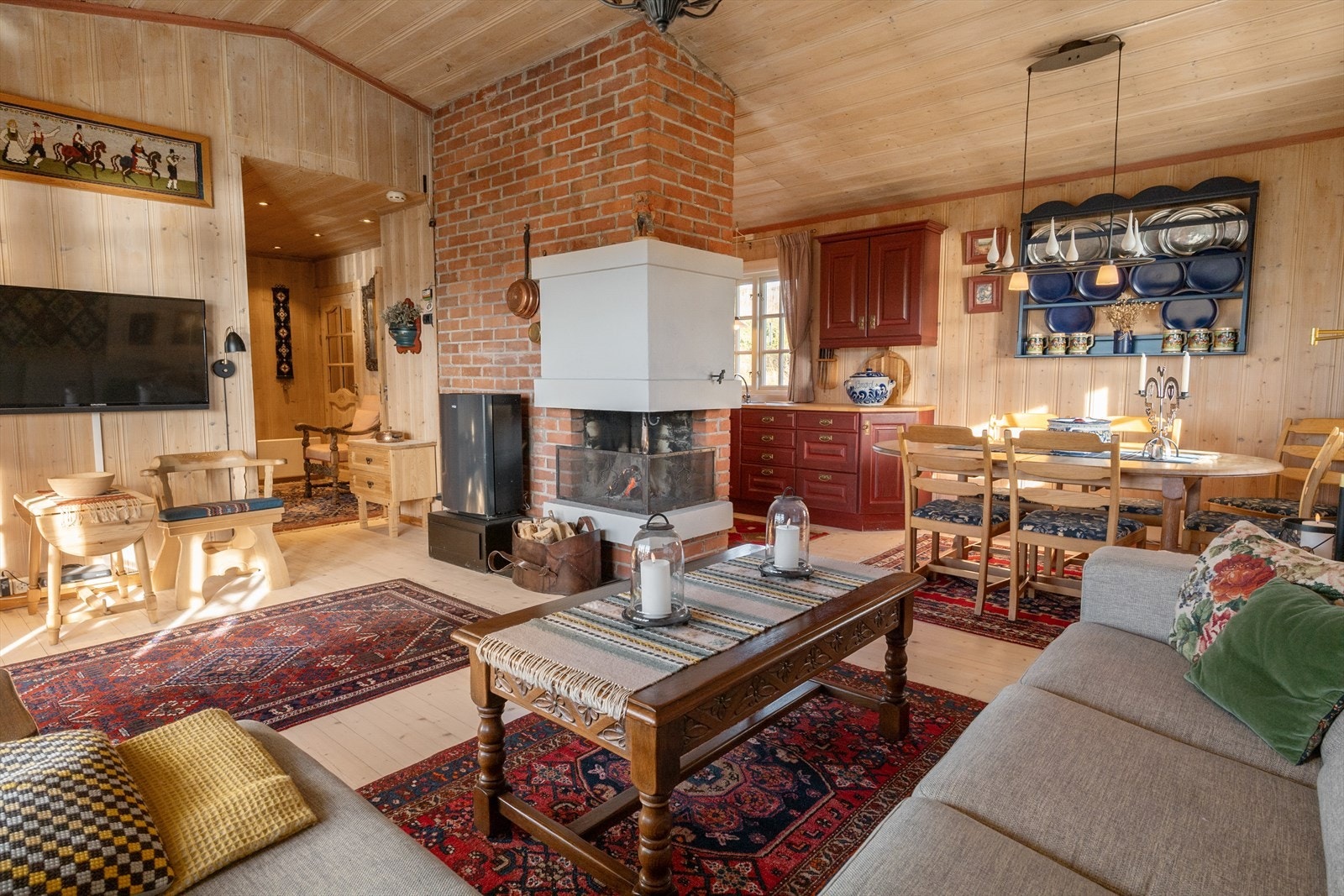 Praktisk med kort avstand mellom stue og kjøkken. Galleribilde