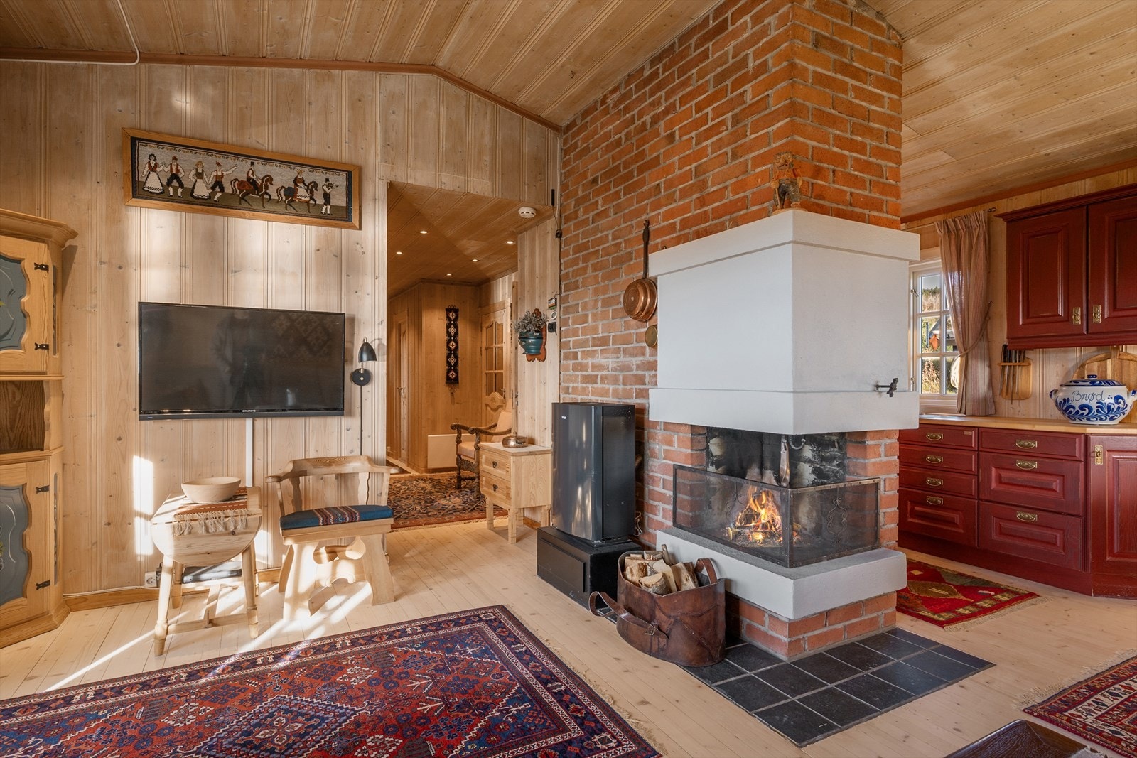 Peisen gir både varme og ekstra hygge. Galleribilde