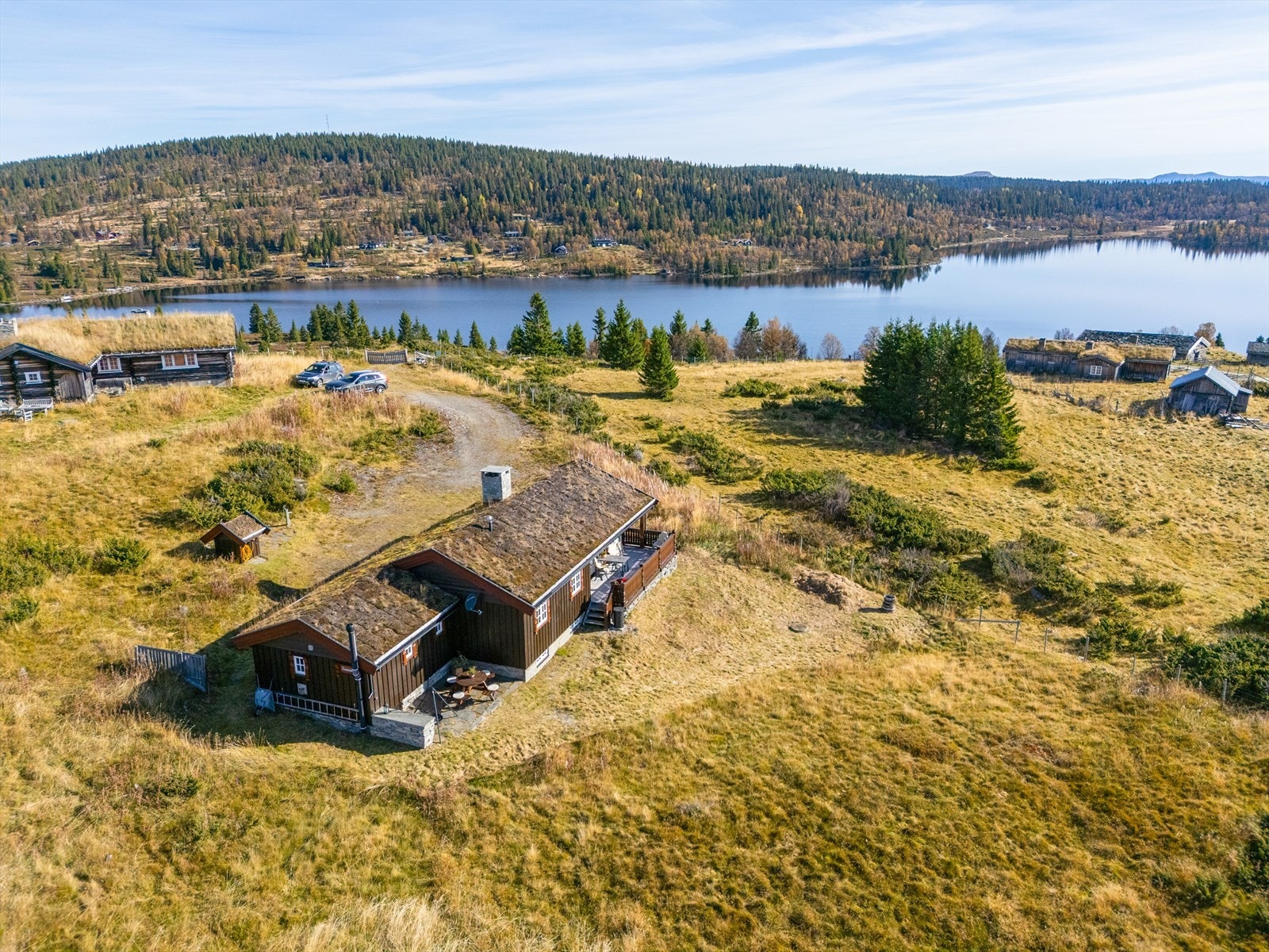 Fra hytta er det flott utsikt mot Vendalsvatnet. Galleribilde