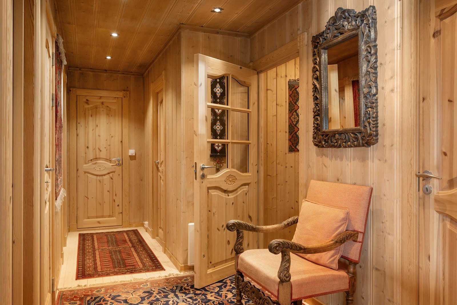 Panelte vegger og tregulv gir hytta et lunt og koselig uttrykk. Galleribilde