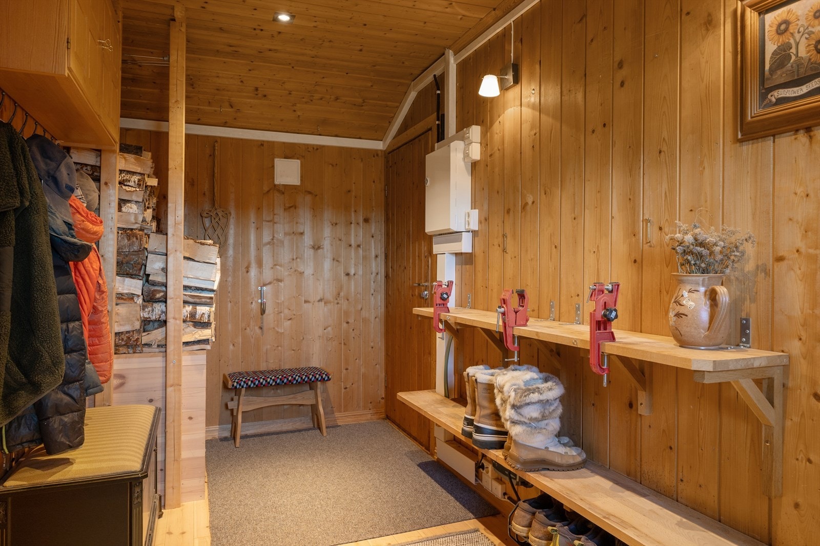 Lagringsplass i bod med både innvendig og utvendig adkomst. Galleribilde