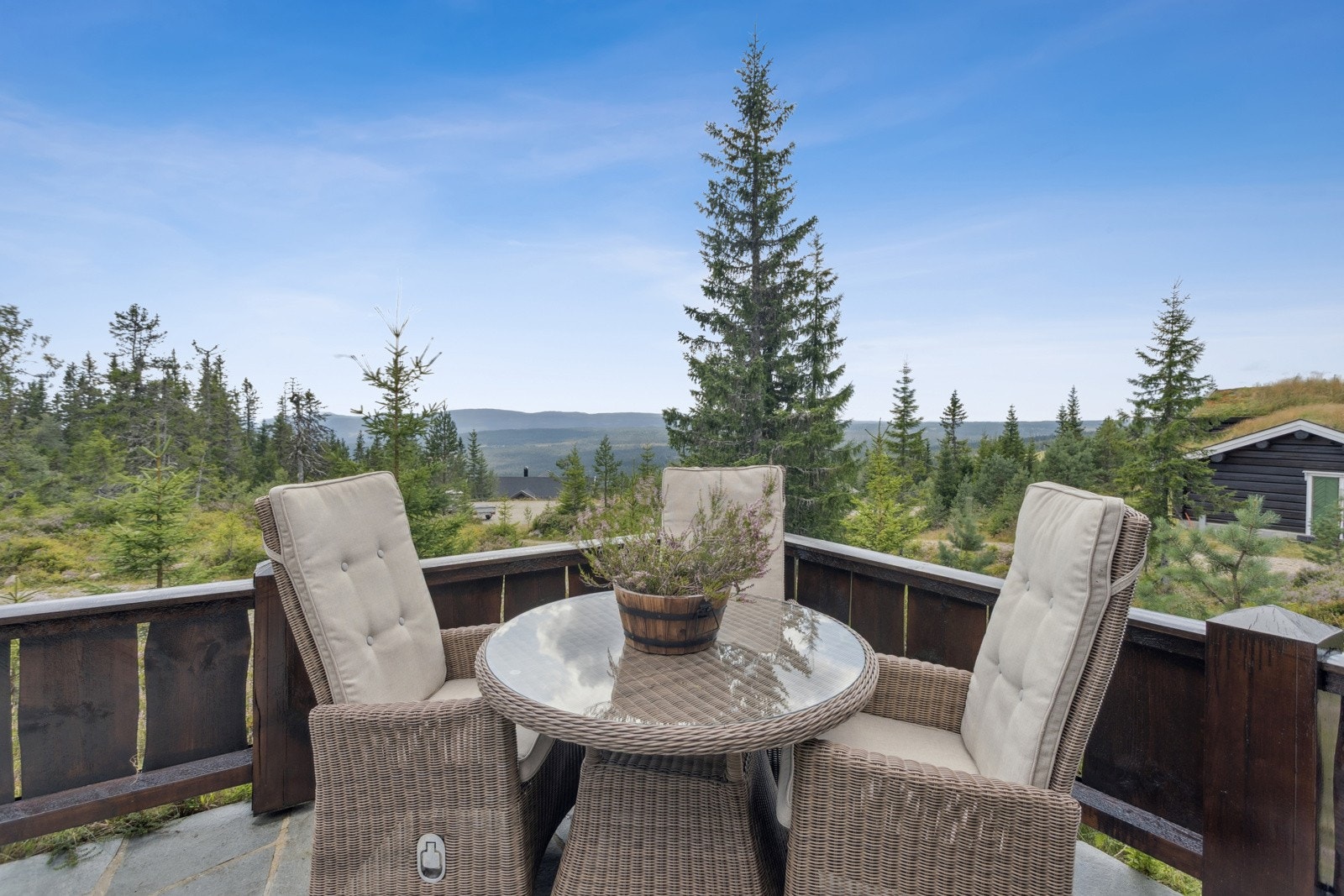 På terrassen er det god plass til både lune og luftige sittegrupper for kos og hygge hele året. Galleribilde