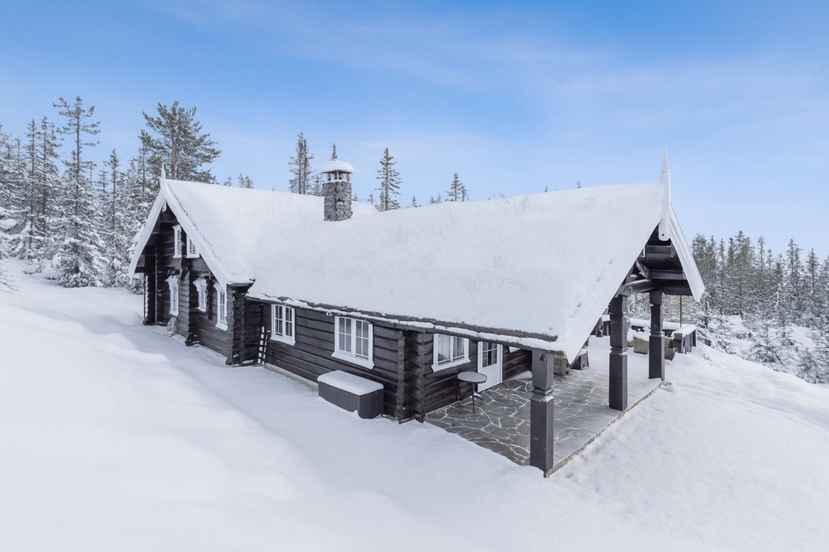 Hytta har kun hatt en eier siden den var ny og har et lekkert preg som innfrir til deg med krav til standard. Det er lagt steinheller rundt hele hytta Galleribilde