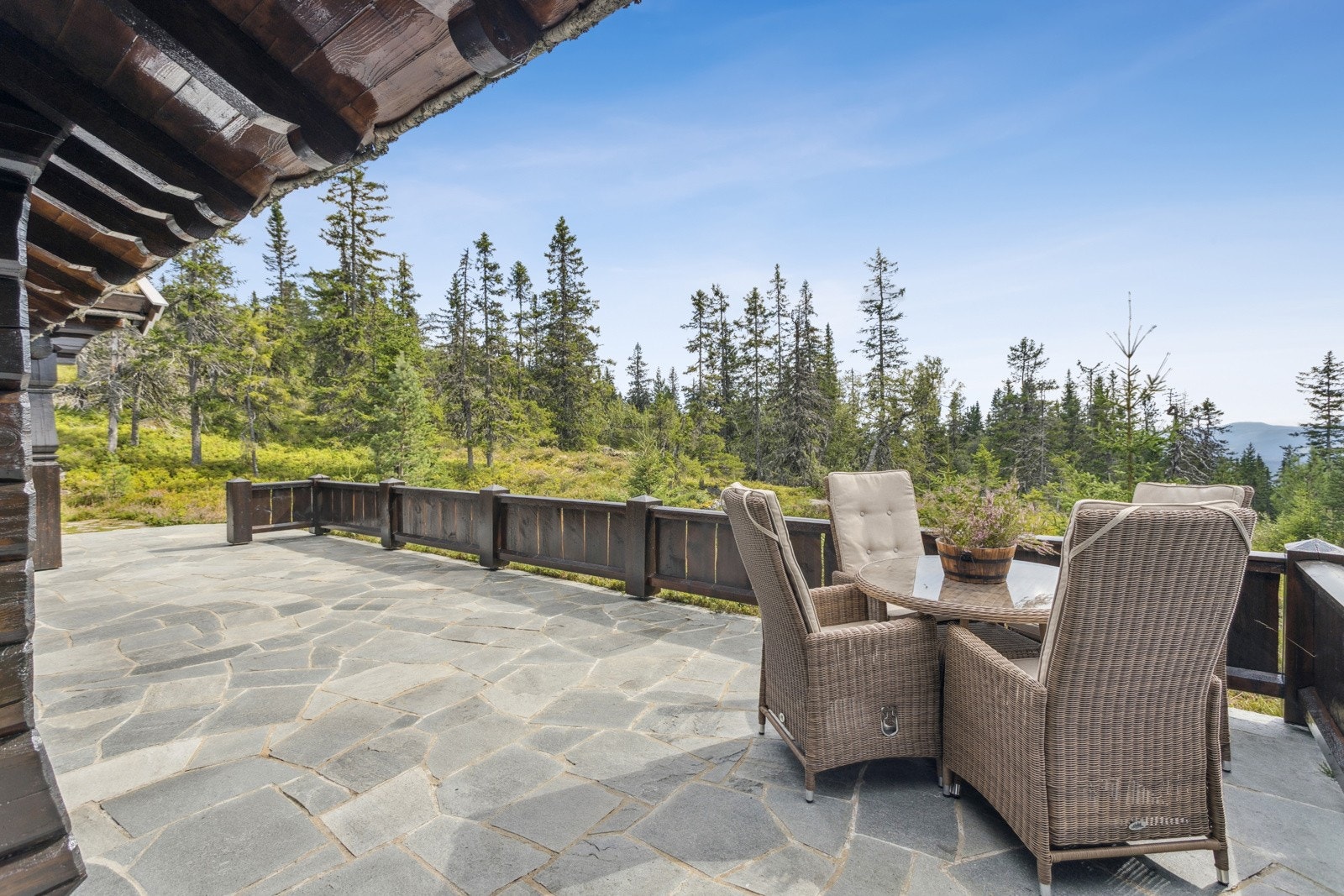 Hytta har fantastisk fin beliggenhet i Birkenåsen og oppleves som skjermet og uten innsyn men med fantastisk fin utsikt. Galleribilde