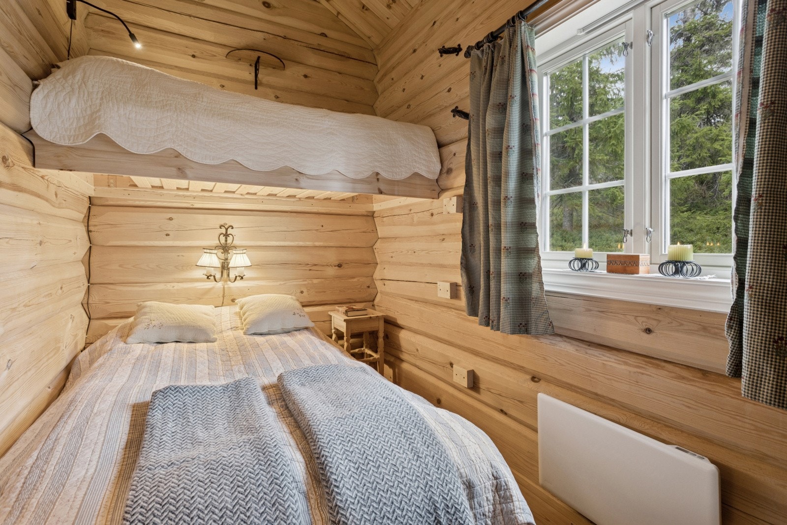 Soverom to i hovedetasjen med tre sengeplasser. Galleribilde