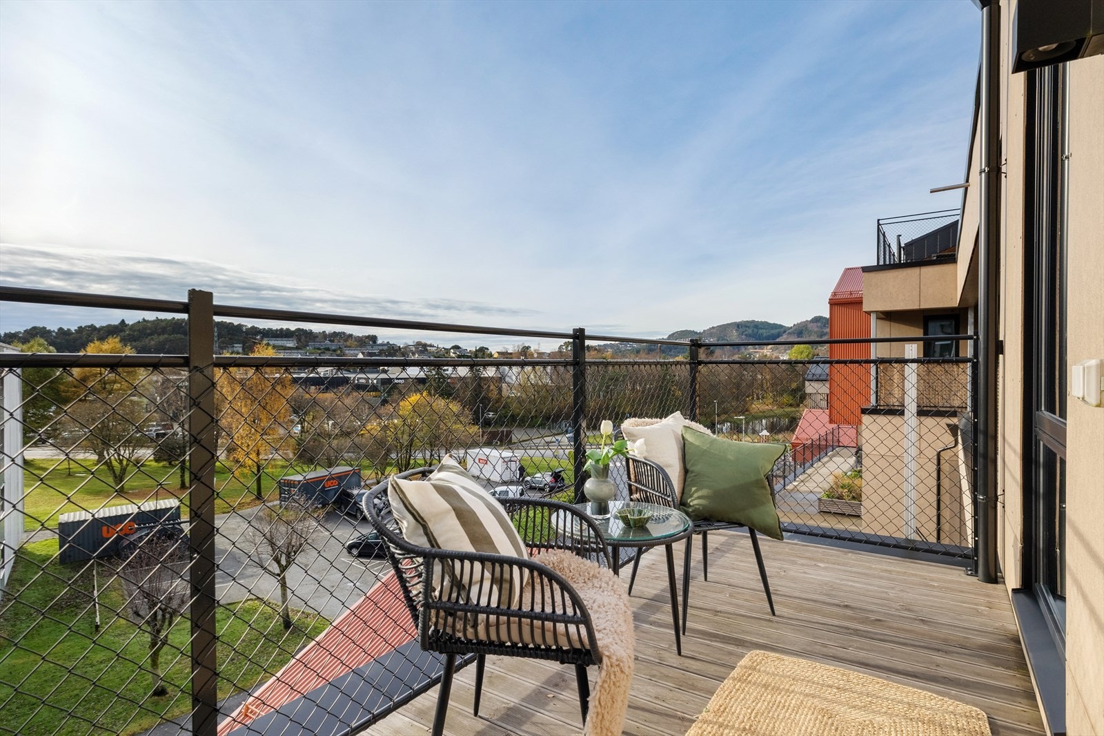 Leiligheten byr på totalt tre solrike uteplasser! Galleribilde