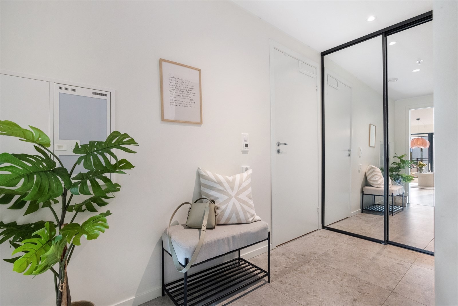 Her er det en romslig skyvedørsgarderobe, samt tilkomst til bad. Praktisk etter bruk av badstue. Galleribilde