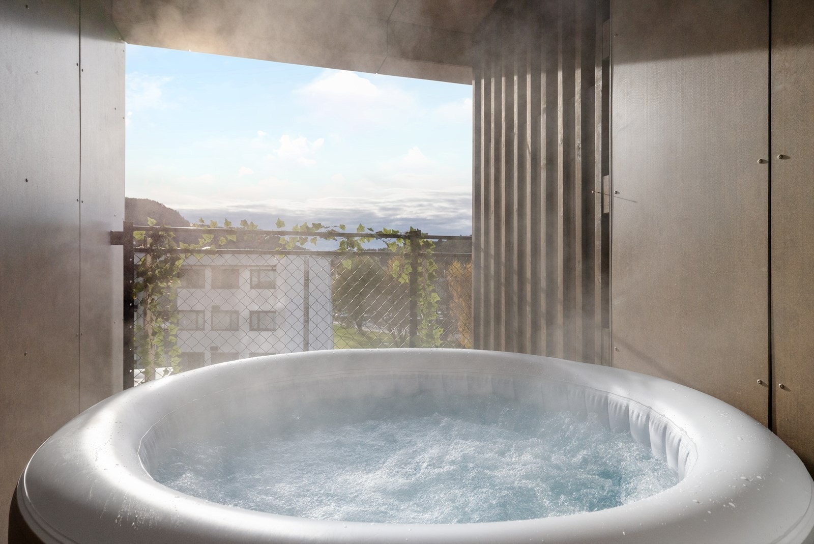 Balkongen er mer skjermet og er i dag innredet med boblebad som kan kjøpes. Galleribilde