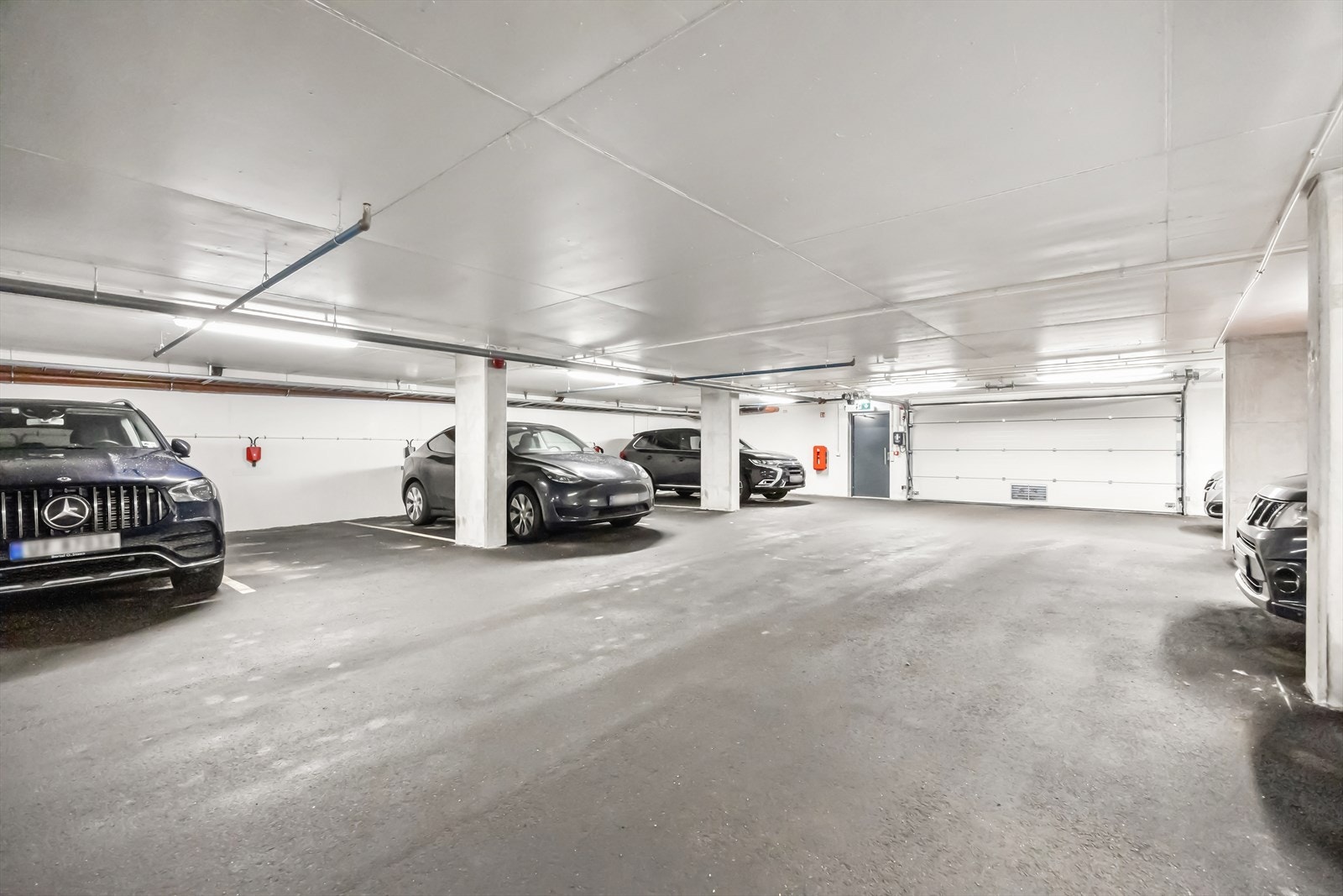 Fast parkeringsplass med el-billader medfølger leiligheten. Galleribilde