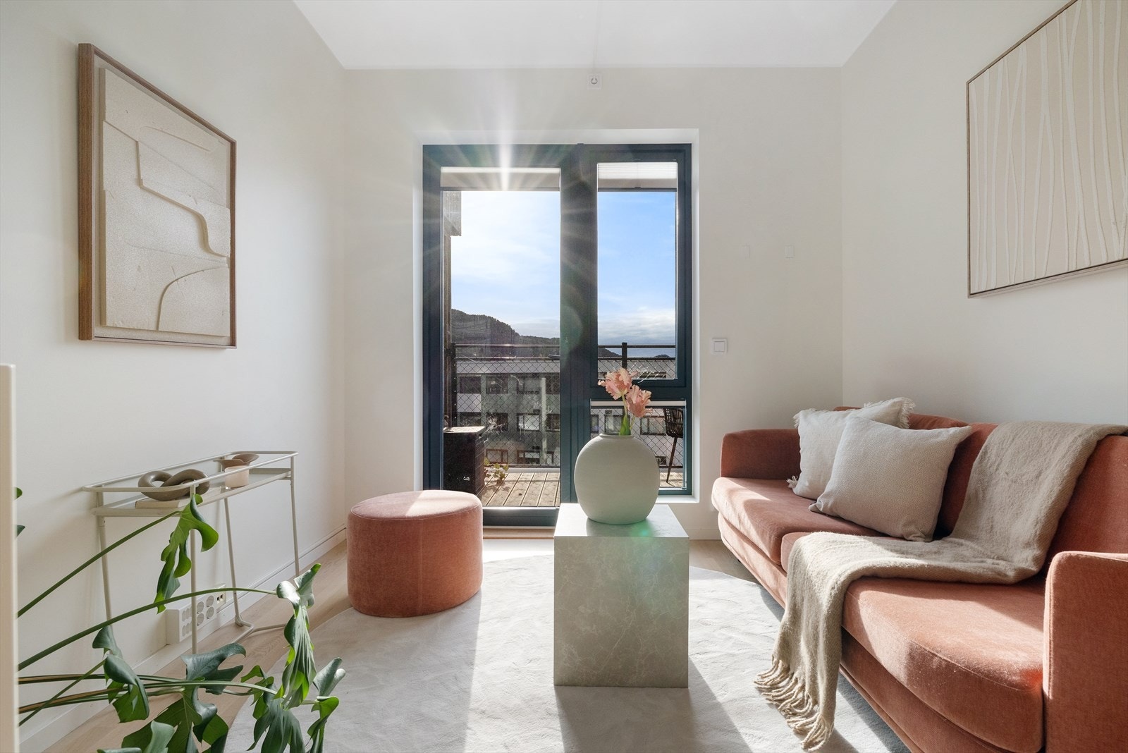 Stuen er på ca. 22 kvm og tilbyr samme lysinnslippet. Galleribilde