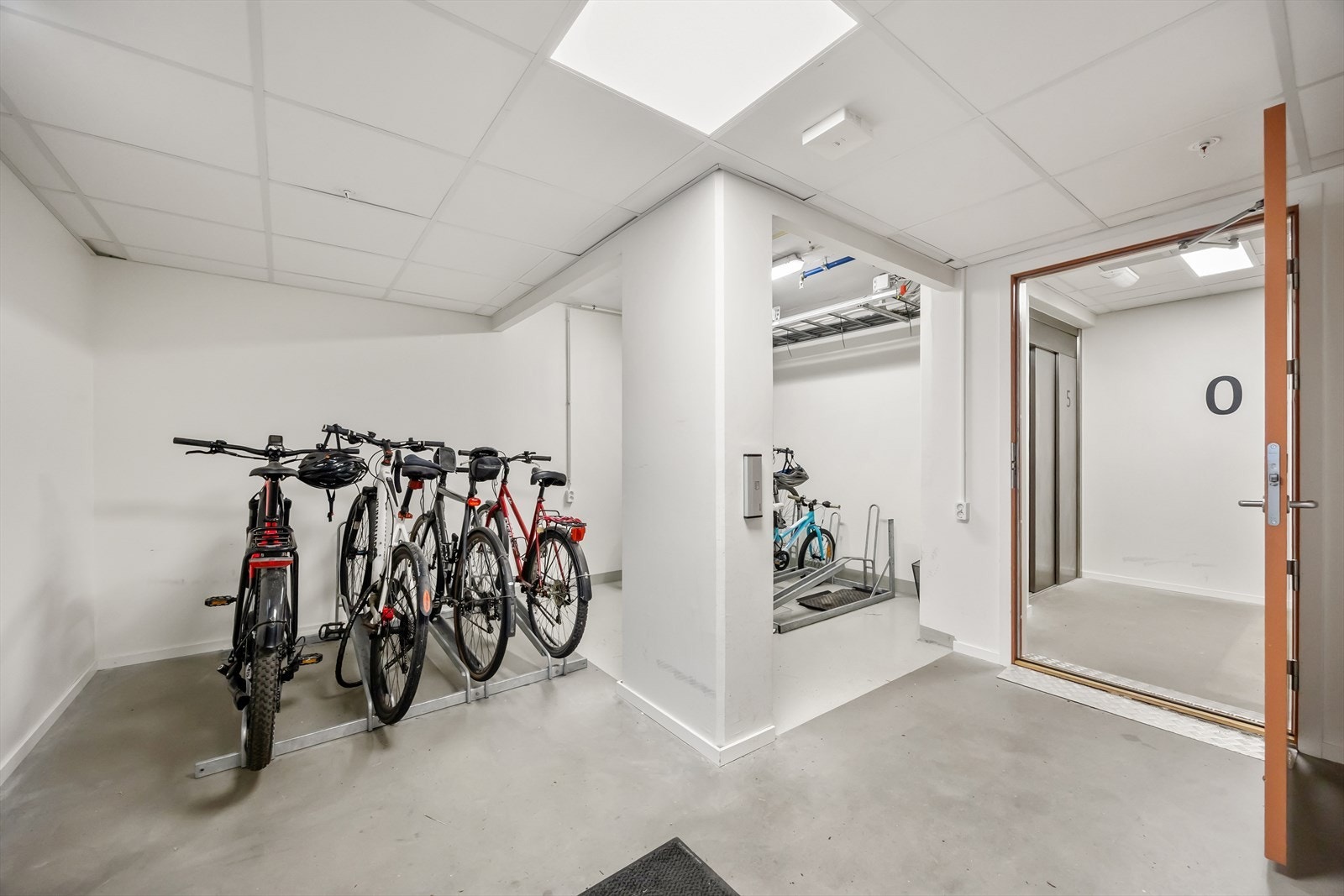 Fra garasjen er det heis som tar deg opp i andre og du kan gå tørrskodd fra bil til ytterdør. Galleribilde