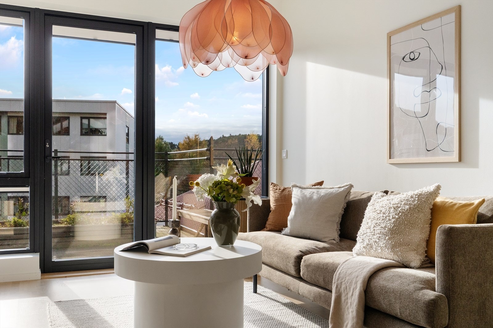 Store vindusflater gir mye naturlig lys inn i leiligheten. Galleribilde