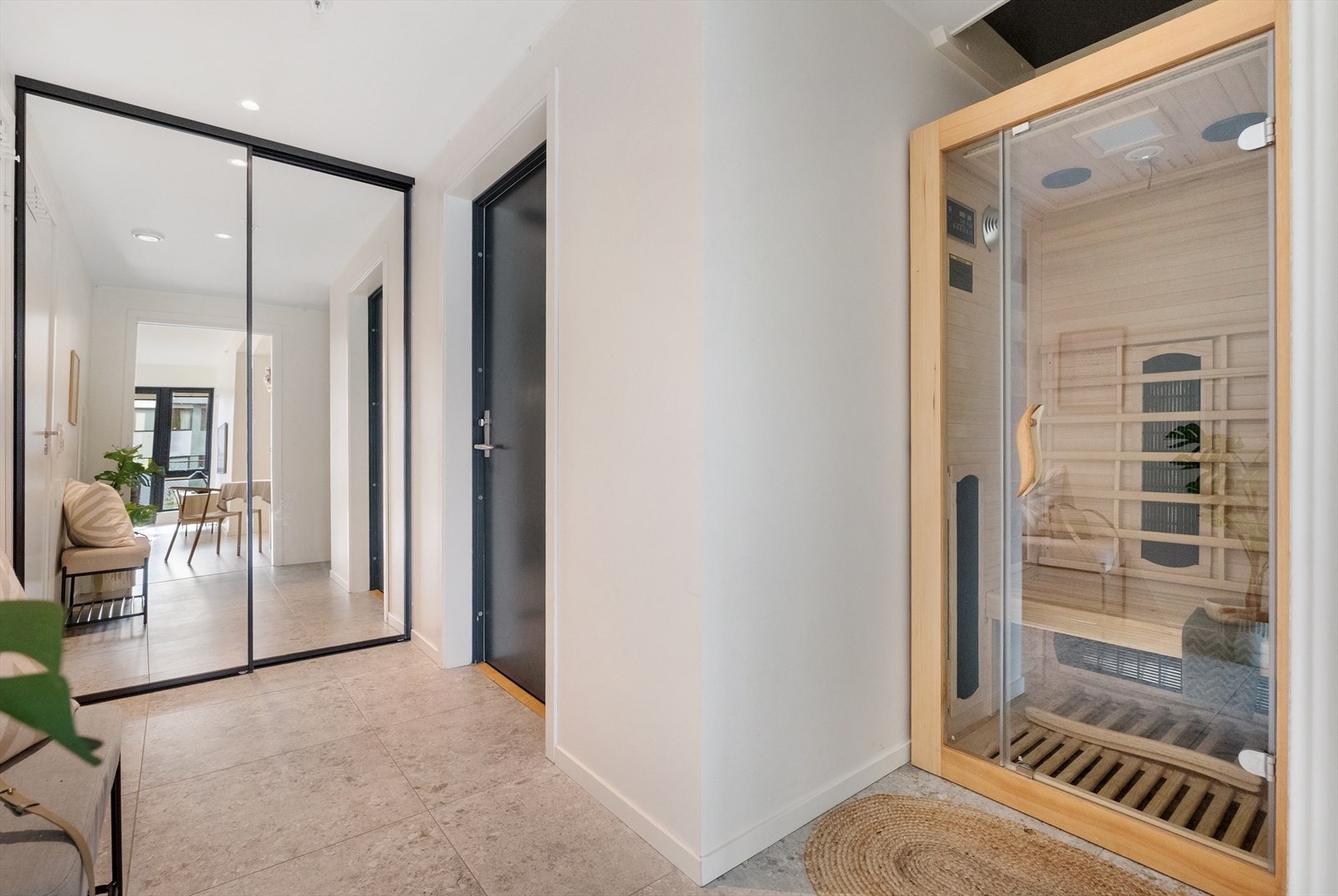 Velkommen inn i en romslig gang med fliser og varme i gulv. Her er det montert en infrarød badstue som kan medfølge etter avtale. Galleribilde