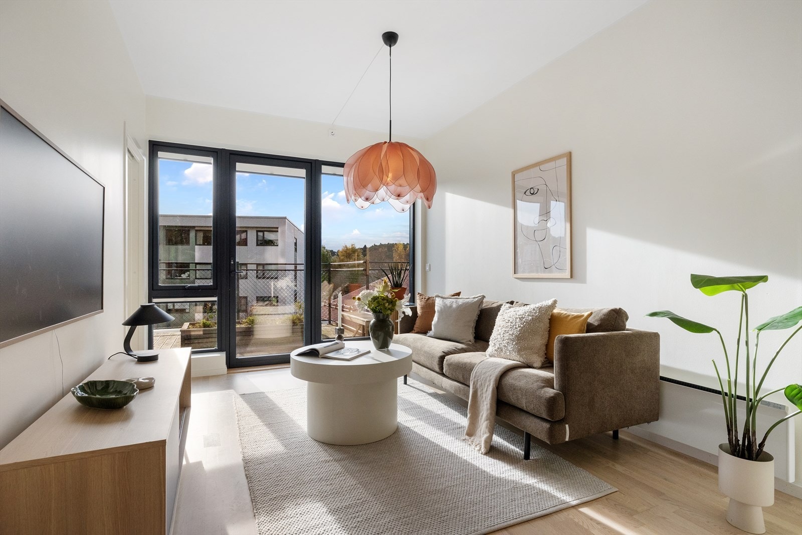 Leiligheten strekker seg over to plan med to stuer og tre soverom som gir en husfølelse i leilighet. Galleribilde