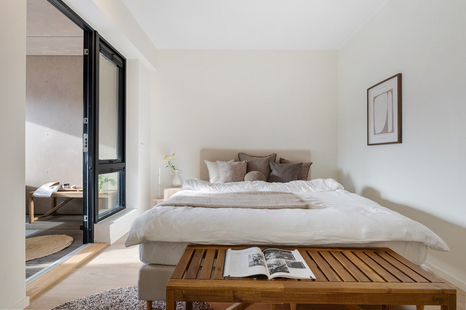 Soverommet utforming gjør det enkelt å møblere og her kan du nyte late dager og rolige morgninger på en litt mer privat balkong. Galleribilde