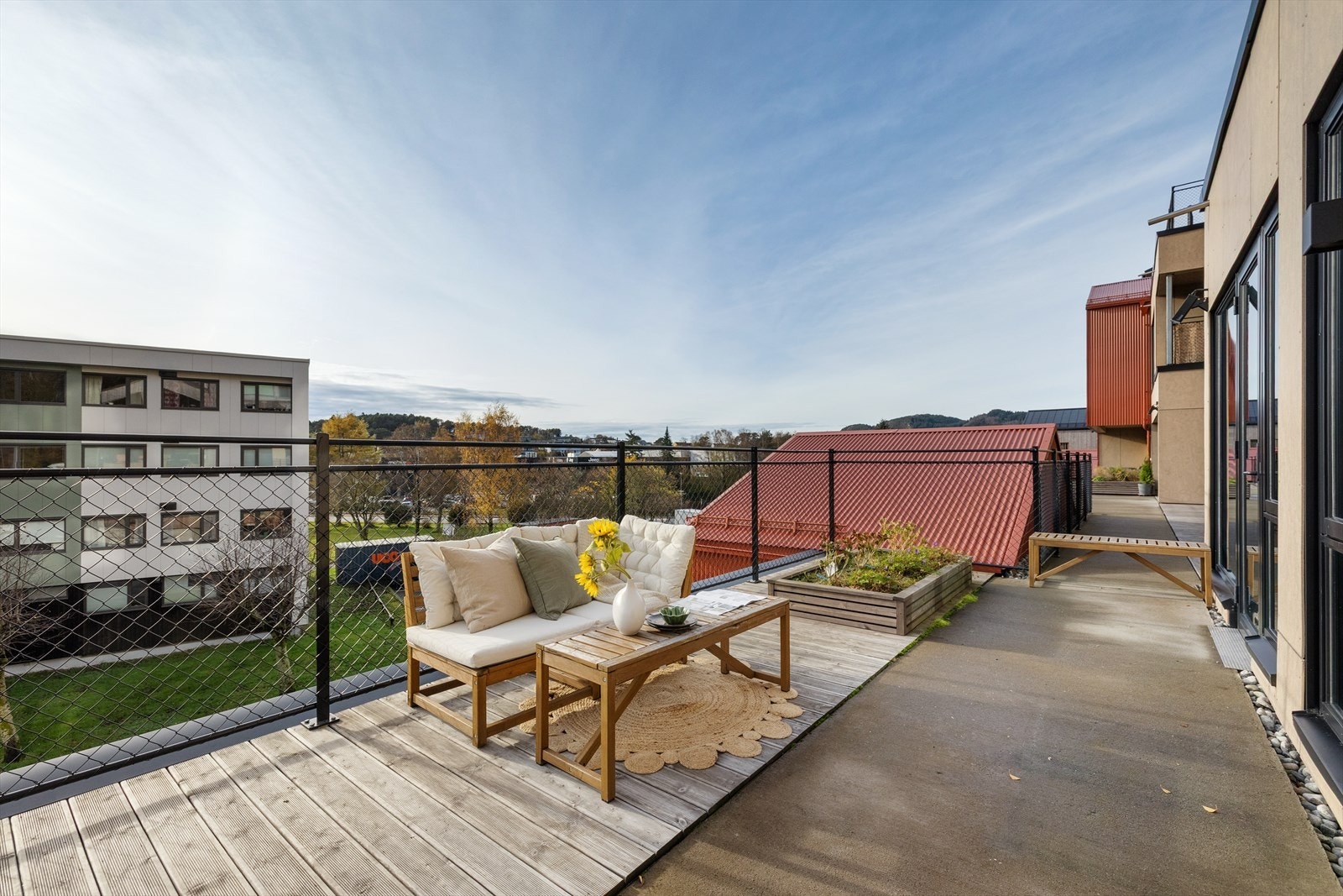 Leilighetens terrasse har videre tilkomst til borettslagets fellesarealer. Galleribilde