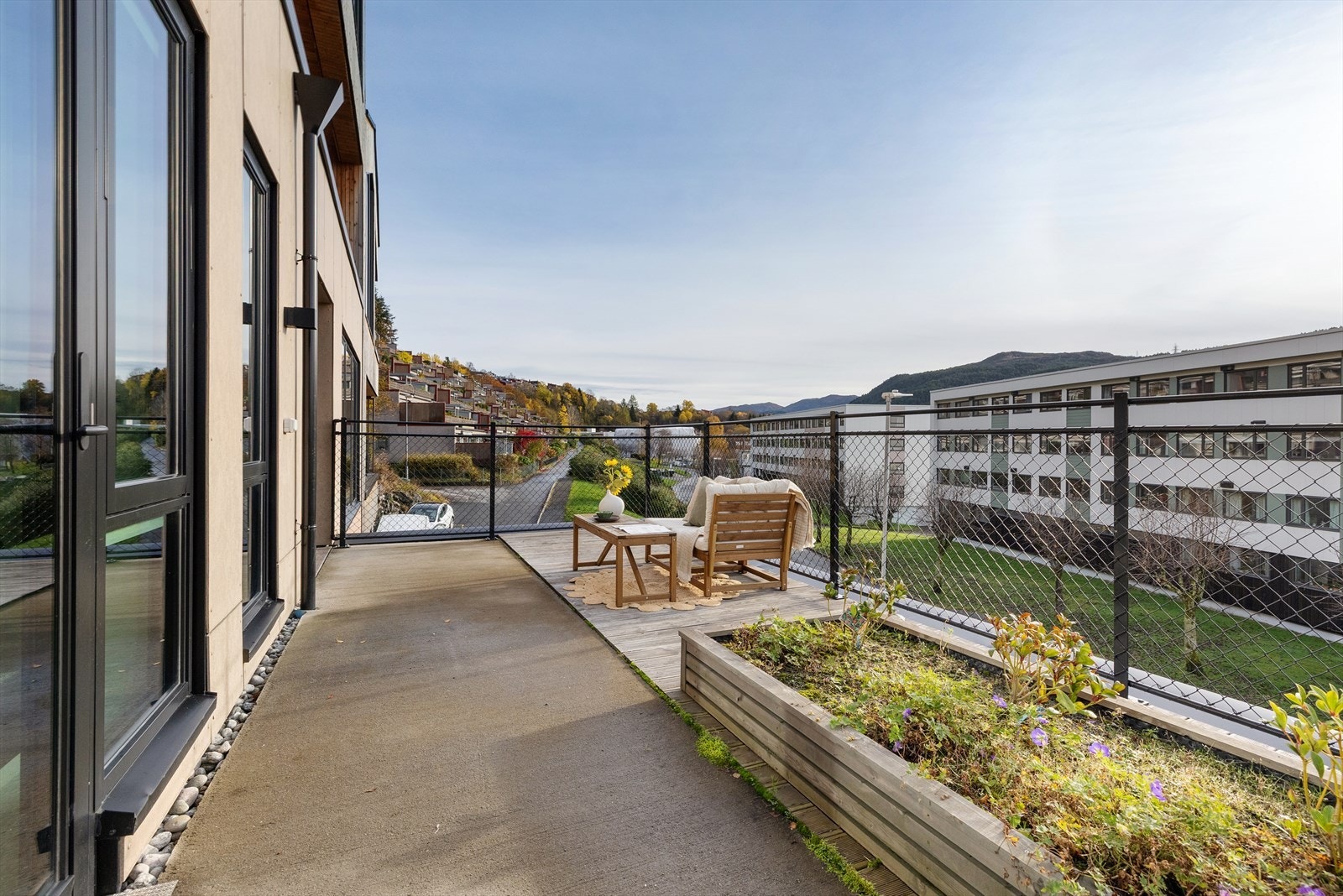 Terrasse med utgang fra stue/kjøkken er delvis på borettslagets fellestomt og egen andel. Galleribilde