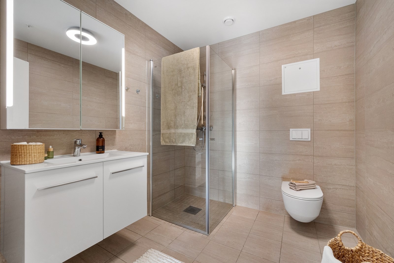 Leilighetens andre bad er på romslige 5 kvm og har mye oppbevaring. Galleribilde