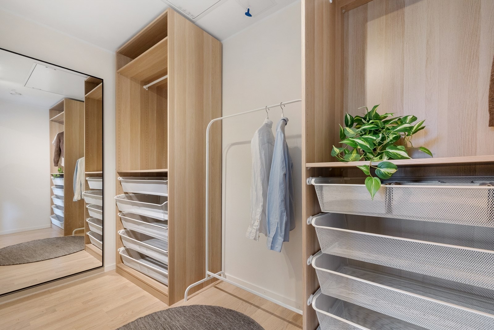 I tilknytning til soverommet er det en romslig garderobe på ca. 5 kvm. Galleribilde