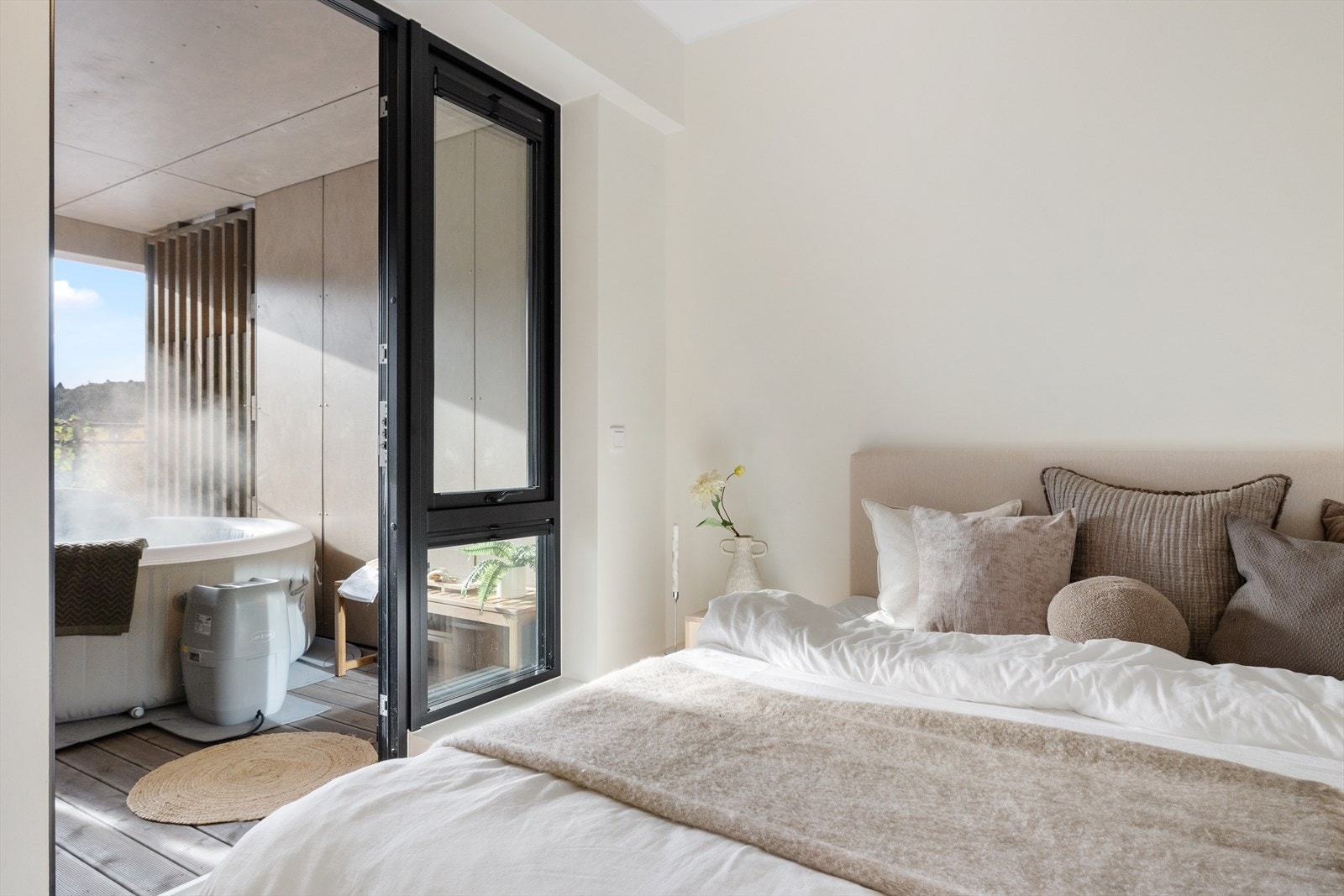 Fra hovedsoverommet er det utgang til egen balkong som er mer skjermet med boblebad som kan medfølge etter avtale. Galleribilde