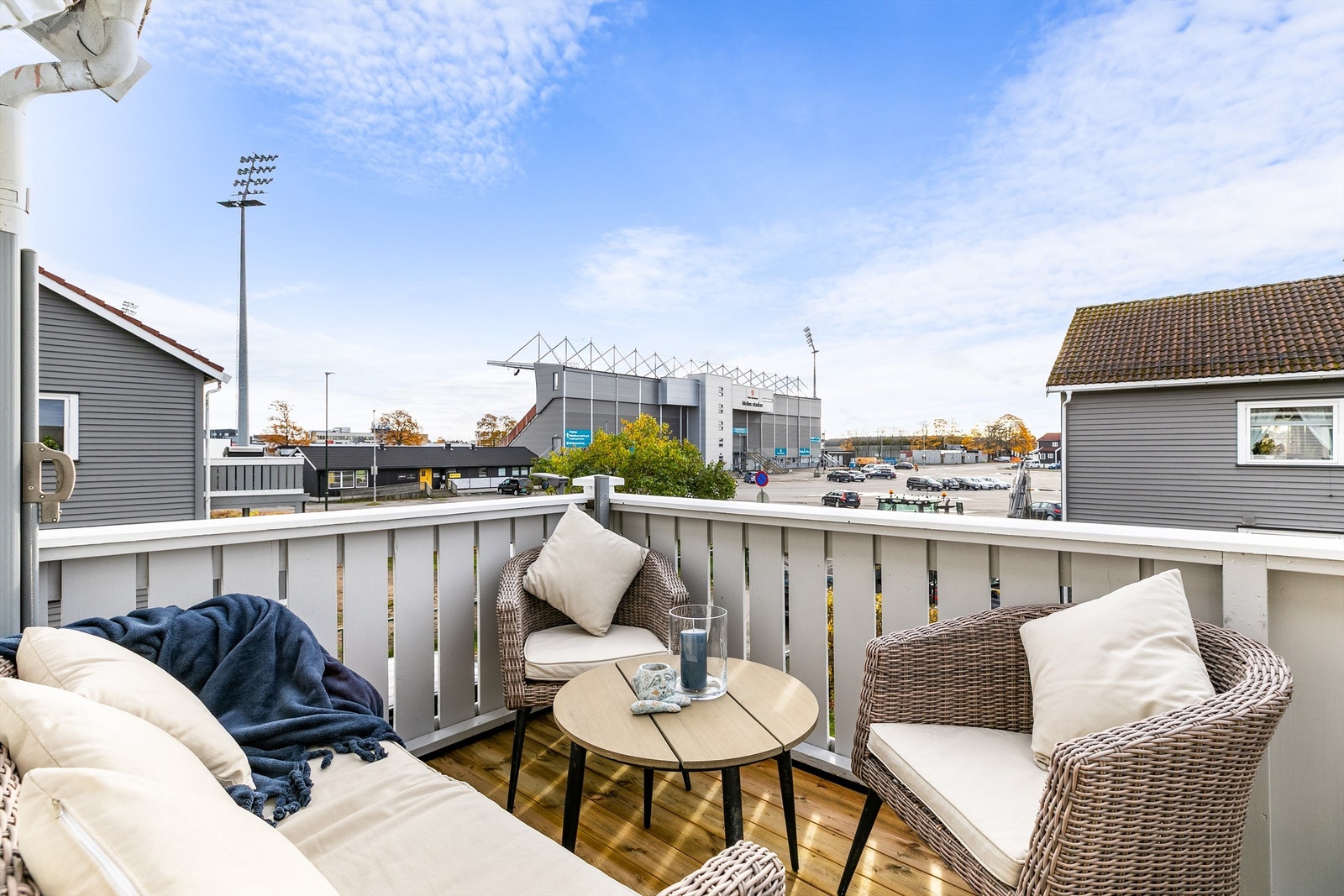 Leiligheten er luftig beliggende i andre etasje, med utsyn til omgivelsene og balkong orientert i sydlig retning. Galleribilde