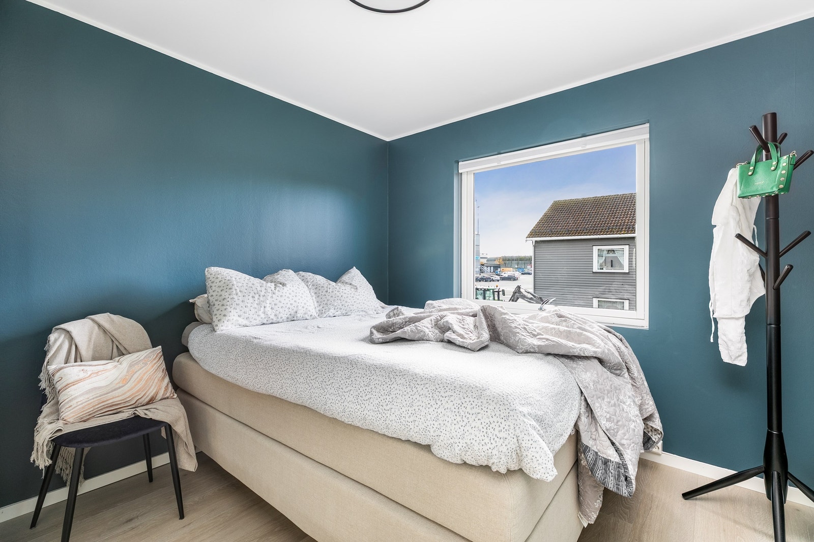 Med hele 9 kvm. gulvflate er soverom II av meget god størrelse som barnerom. Galleribilde