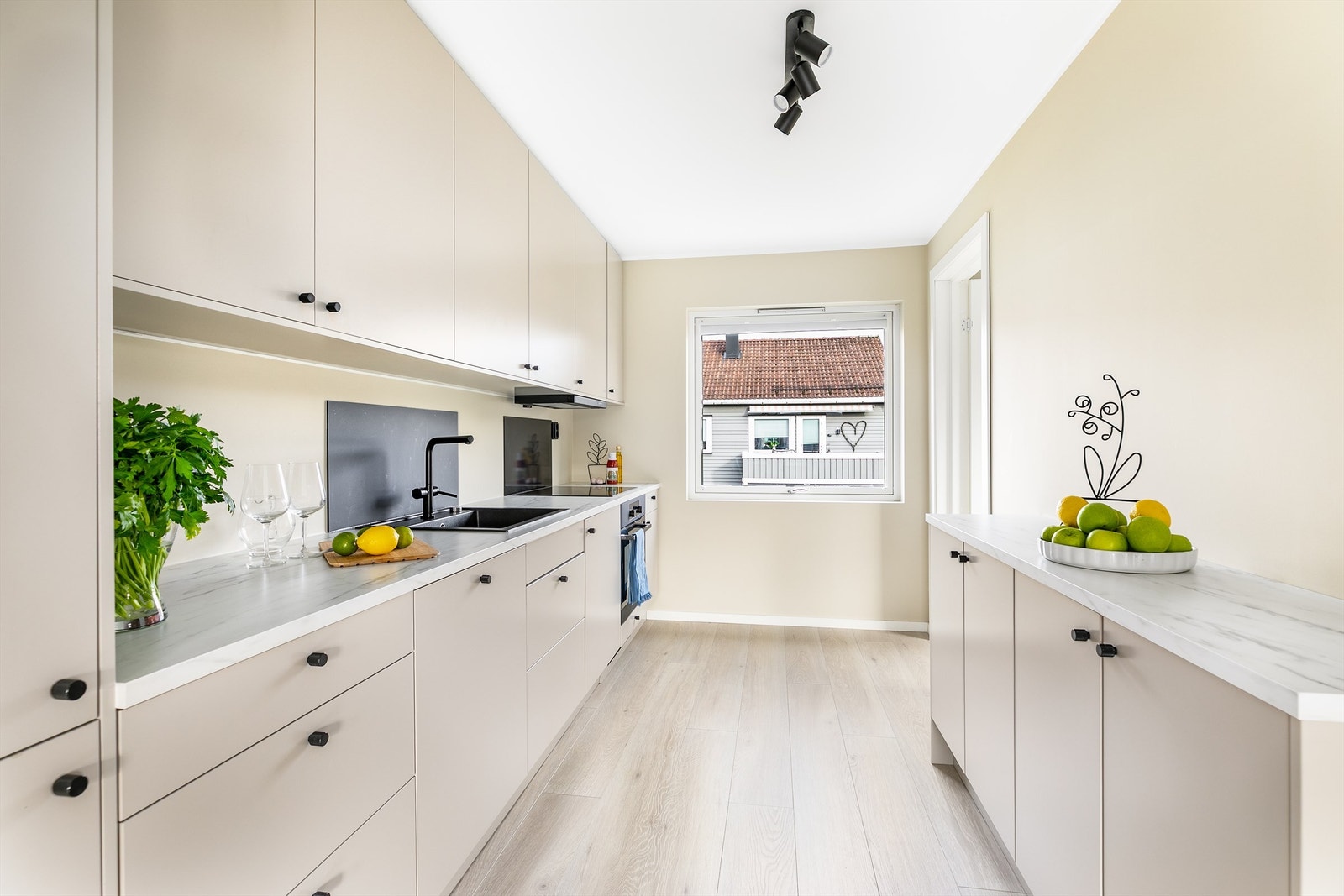 Kjøkkenet ble i 2022 oppgradert med helt ny og stilsikker innredning fra Epoq. Galleribilde