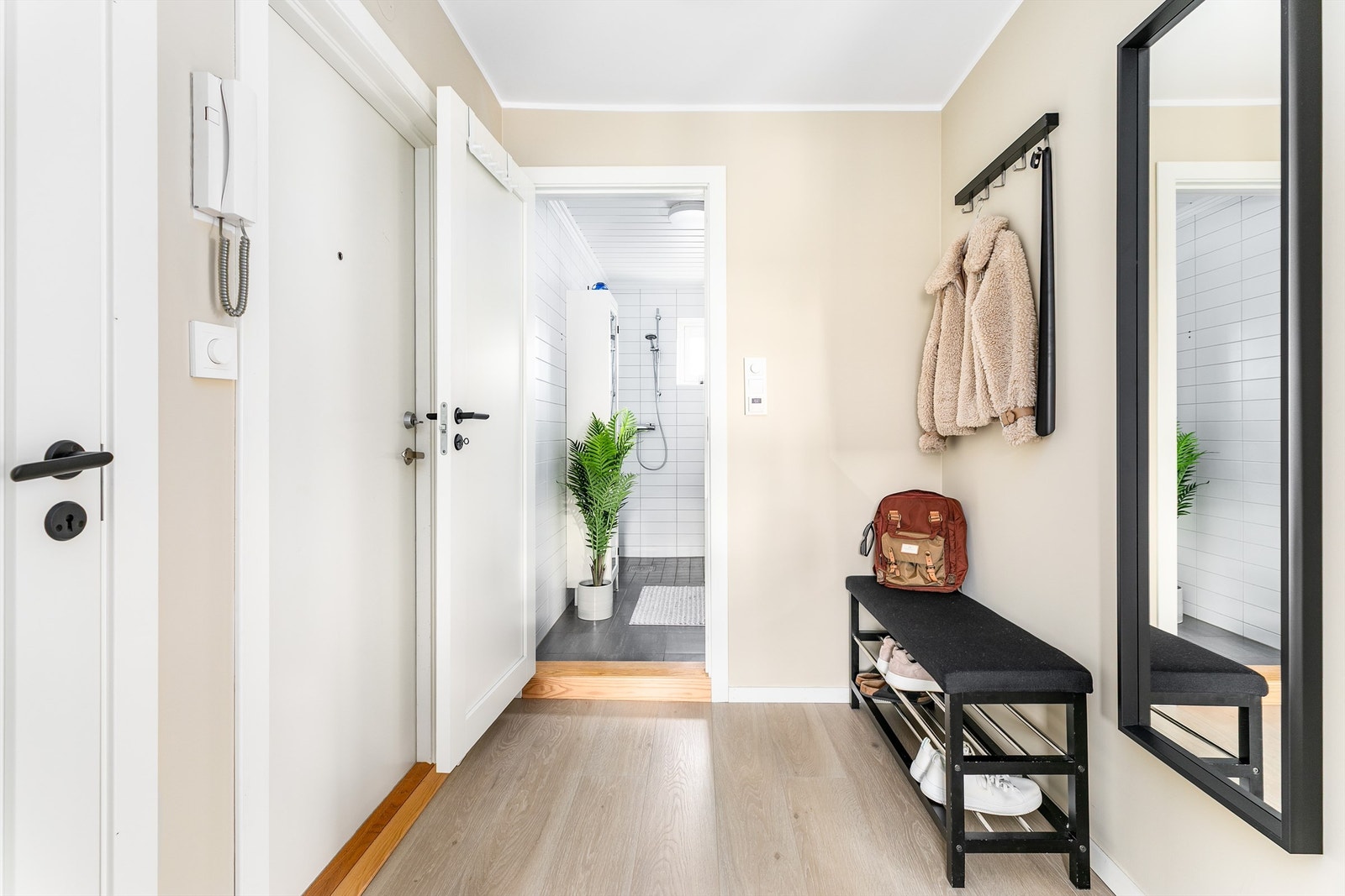 Én-stavs laminat ble rundt 2022 lagt i alle rom utenom badet. Galleribilde