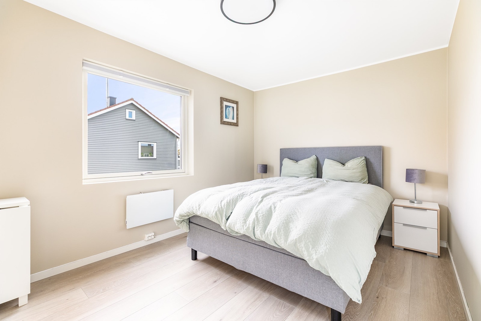 Soverom I er tilknyttet kjøkkenet og har over 11 kvm. gulvflate. Det er montert lystette plisségardiner Galleribilde