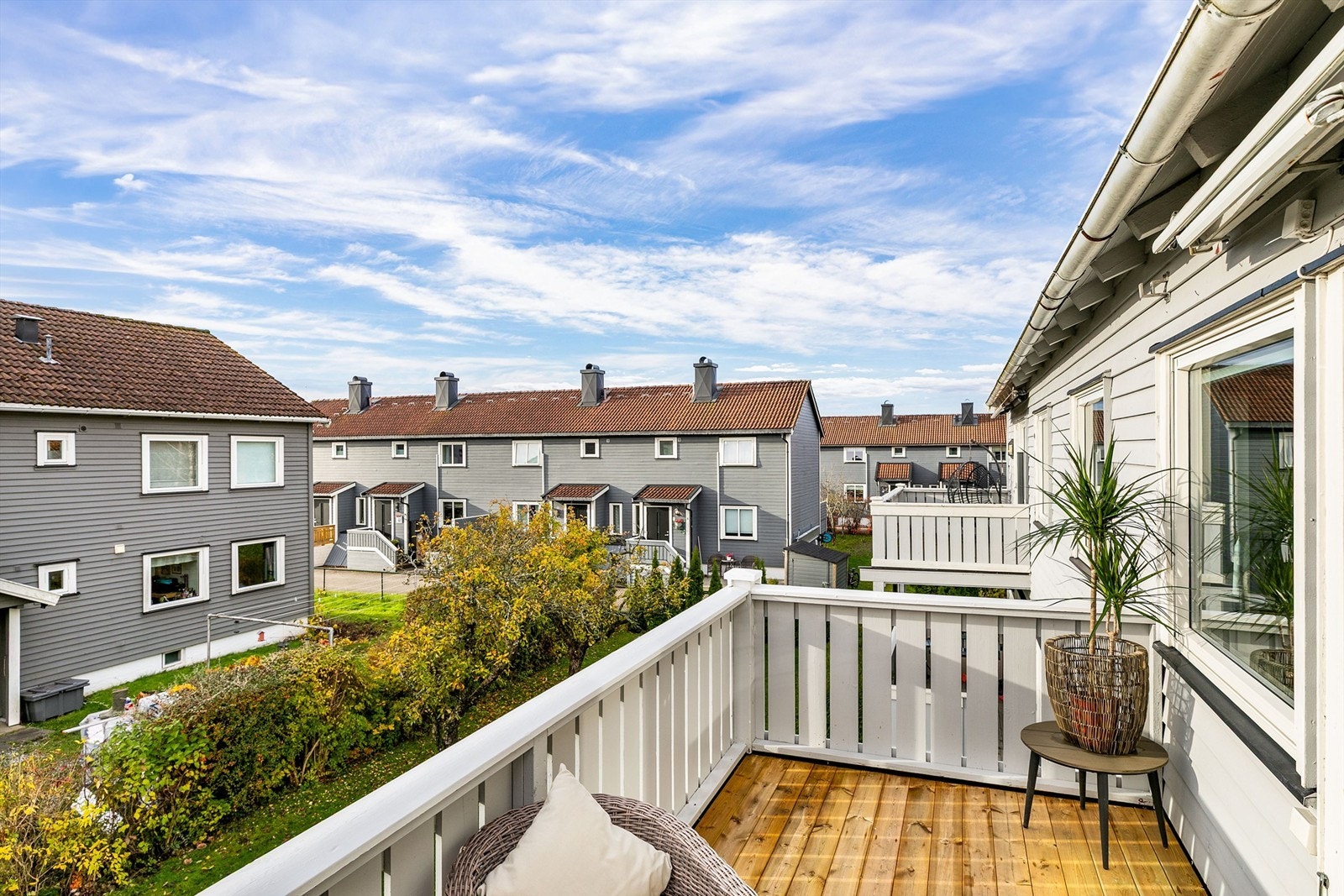 Flere oppgraderinger er utført innvendig som utvendig i 2025.
På balkongen er det lagt nye terrassebord. Galleribilde