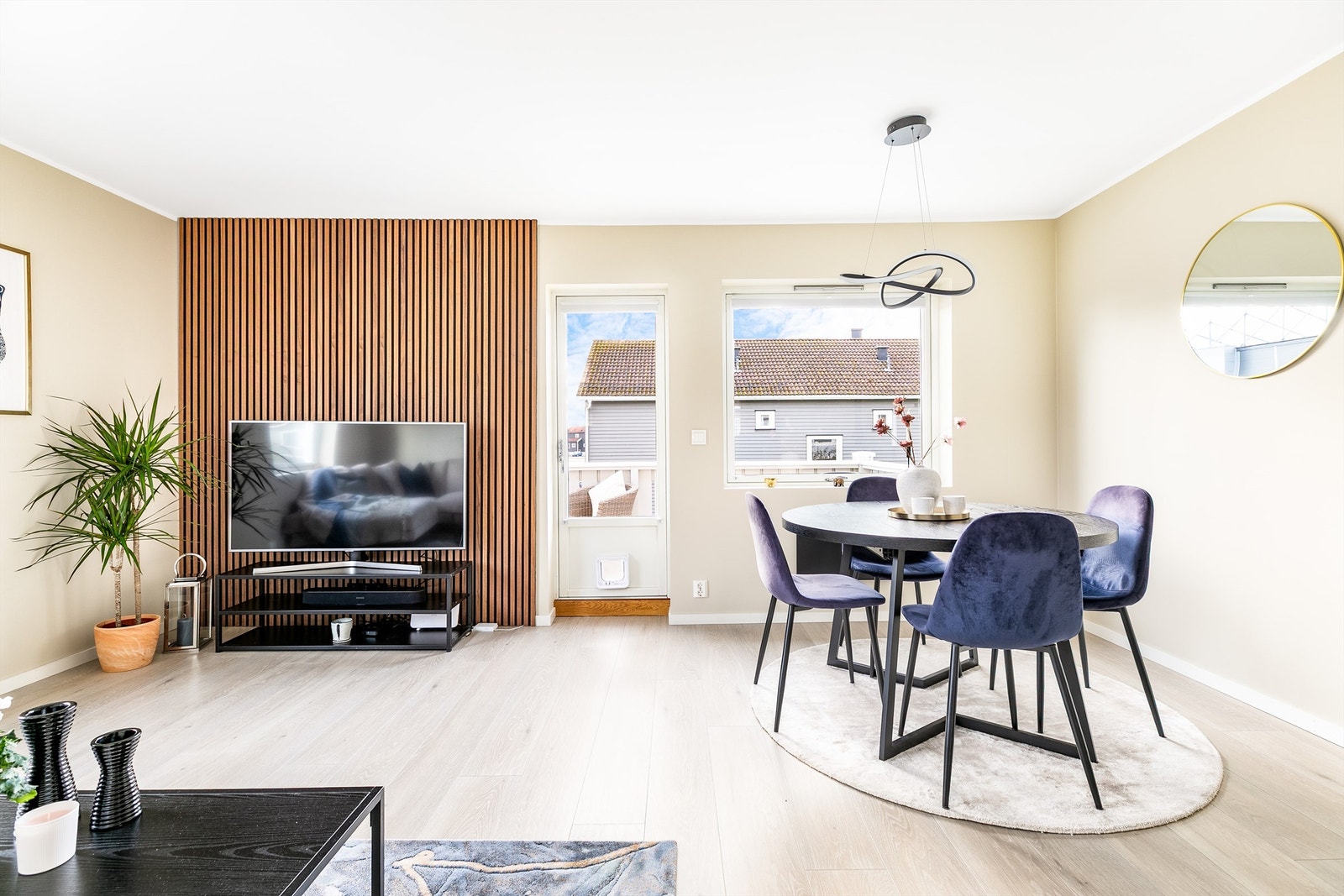 Samtlige rom er malt helt nylig i 2025. Alle utenom badet ble rundt 2022 oppgradert med nye overflater. Galleribilde