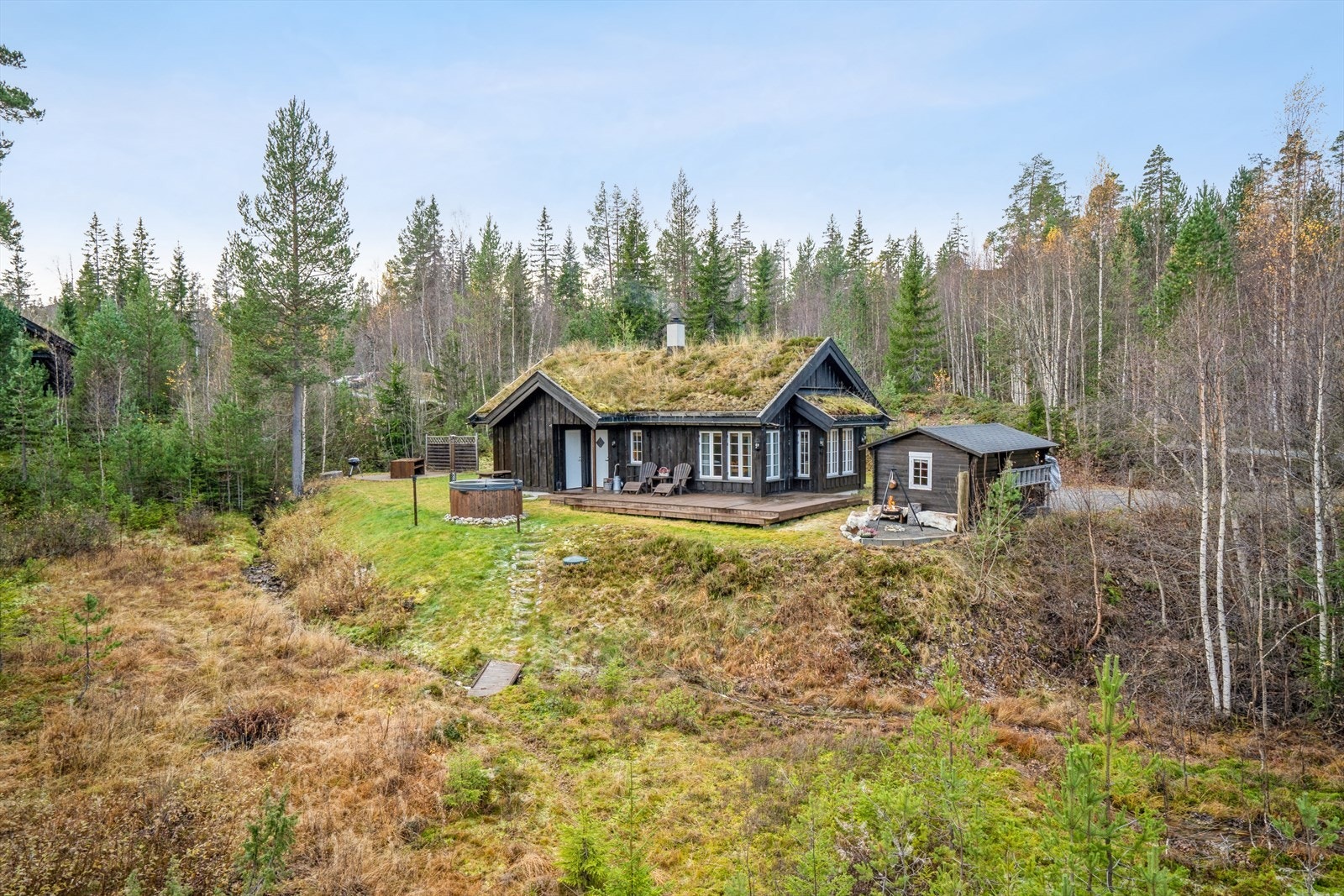 Fritidsboligen ligger i den idylliske bygda Lampeland, som tilhører Flesberg kommune i Buskerud fylke. Galleribilde
