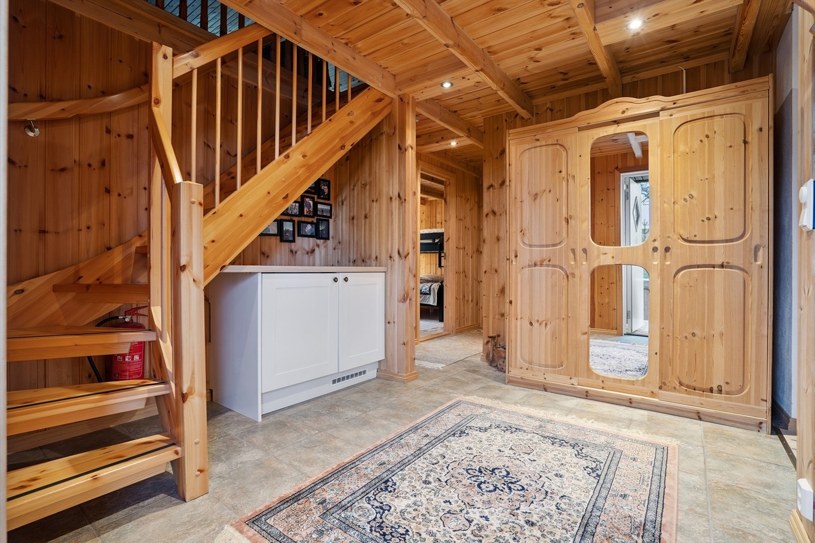 I entreen er det god plass til å henge fra seg yttertøy og utesko i garderobeskap. Galleribilde