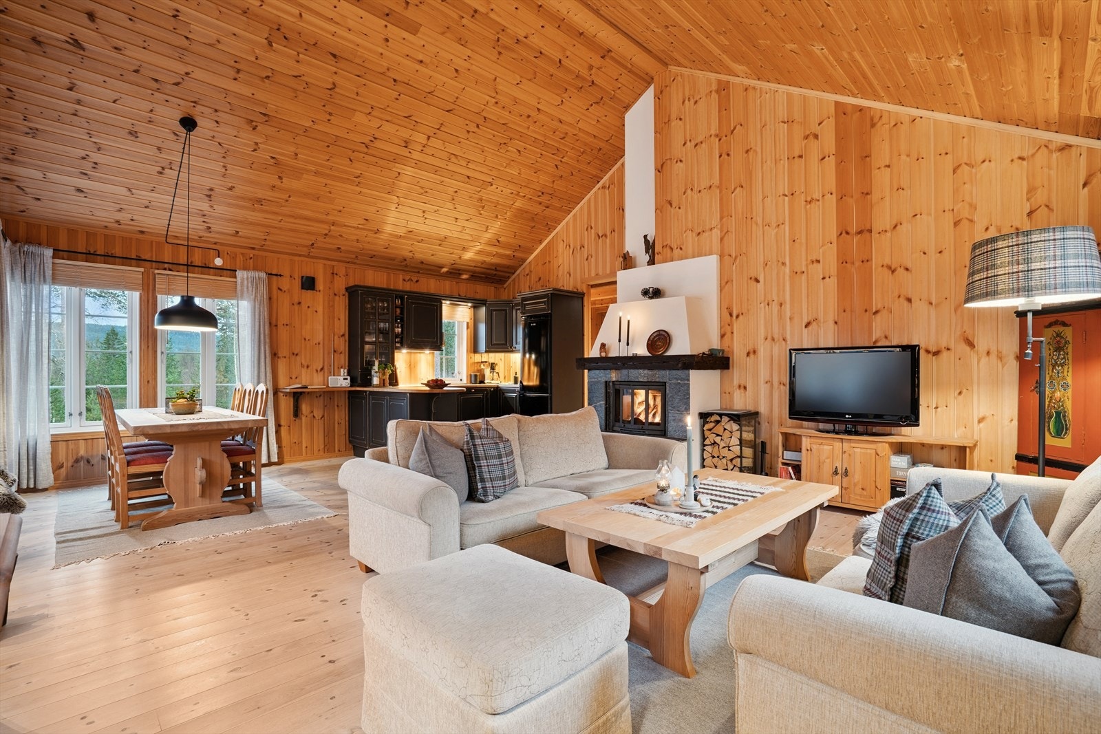 I stuen har man god plass til å underholde familie og gjester. Galleribilde