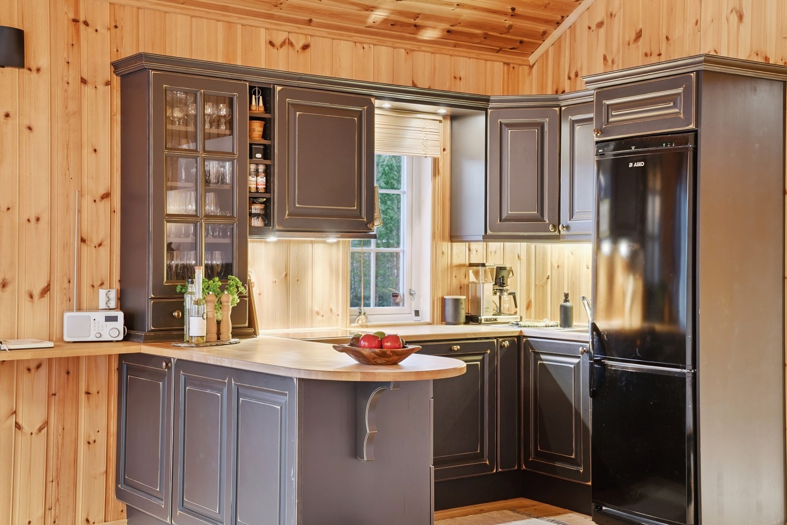 Det er integrerte hvitevarer som stekeovn, koketopp og oppvaskmaskin i innredningen. Videre er det avsatt plass til kombiskap. Galleribilde