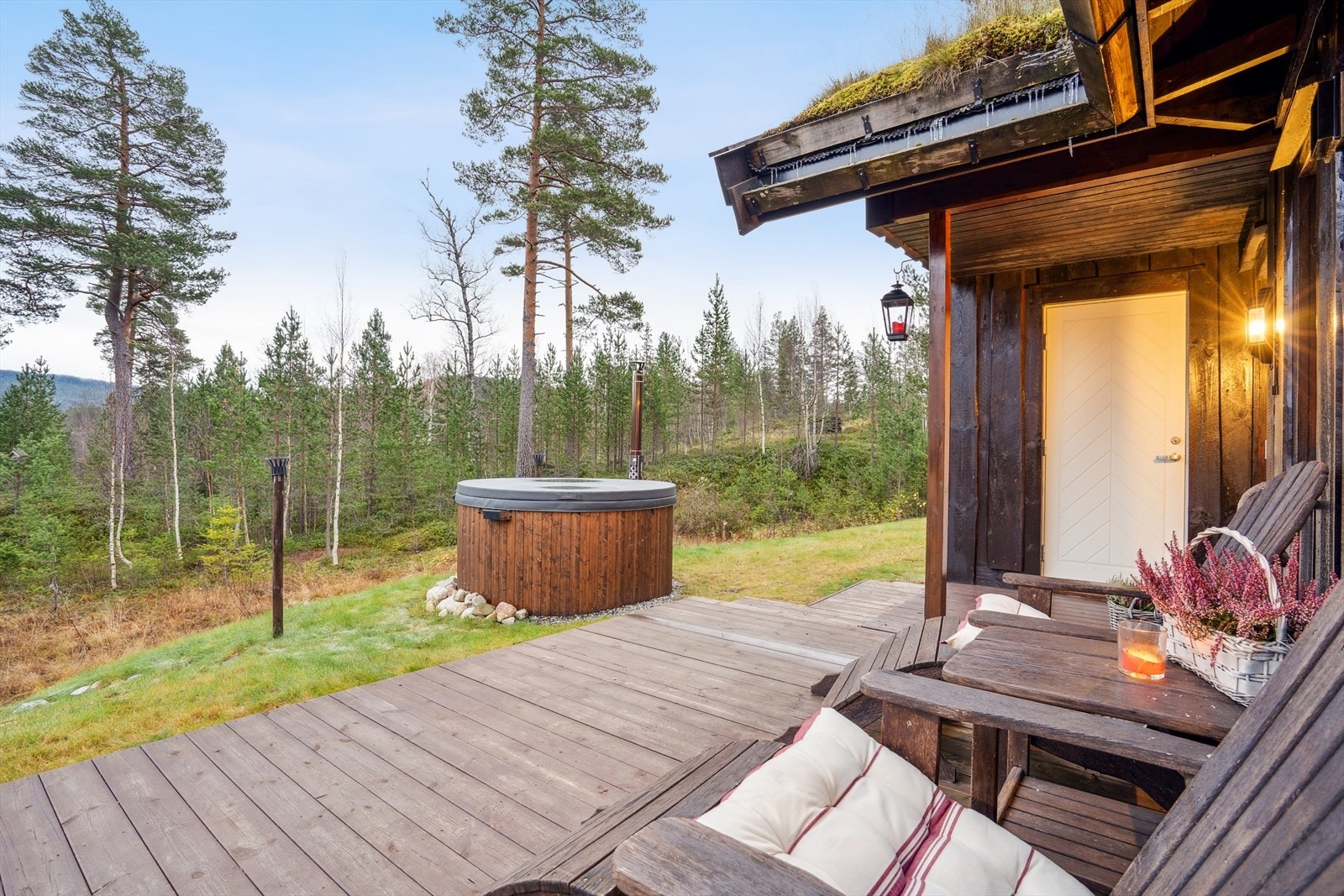 Det er enkel adkomst til en vedfyrt badestamp like ved terrassen. Galleribilde