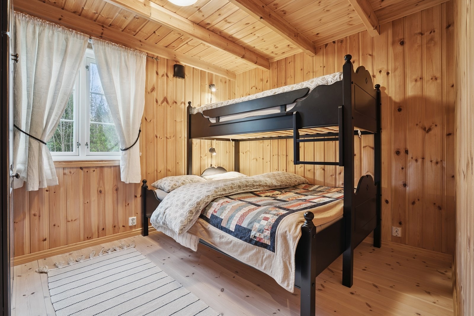 Soverom med garderobeskap. Galleribilde