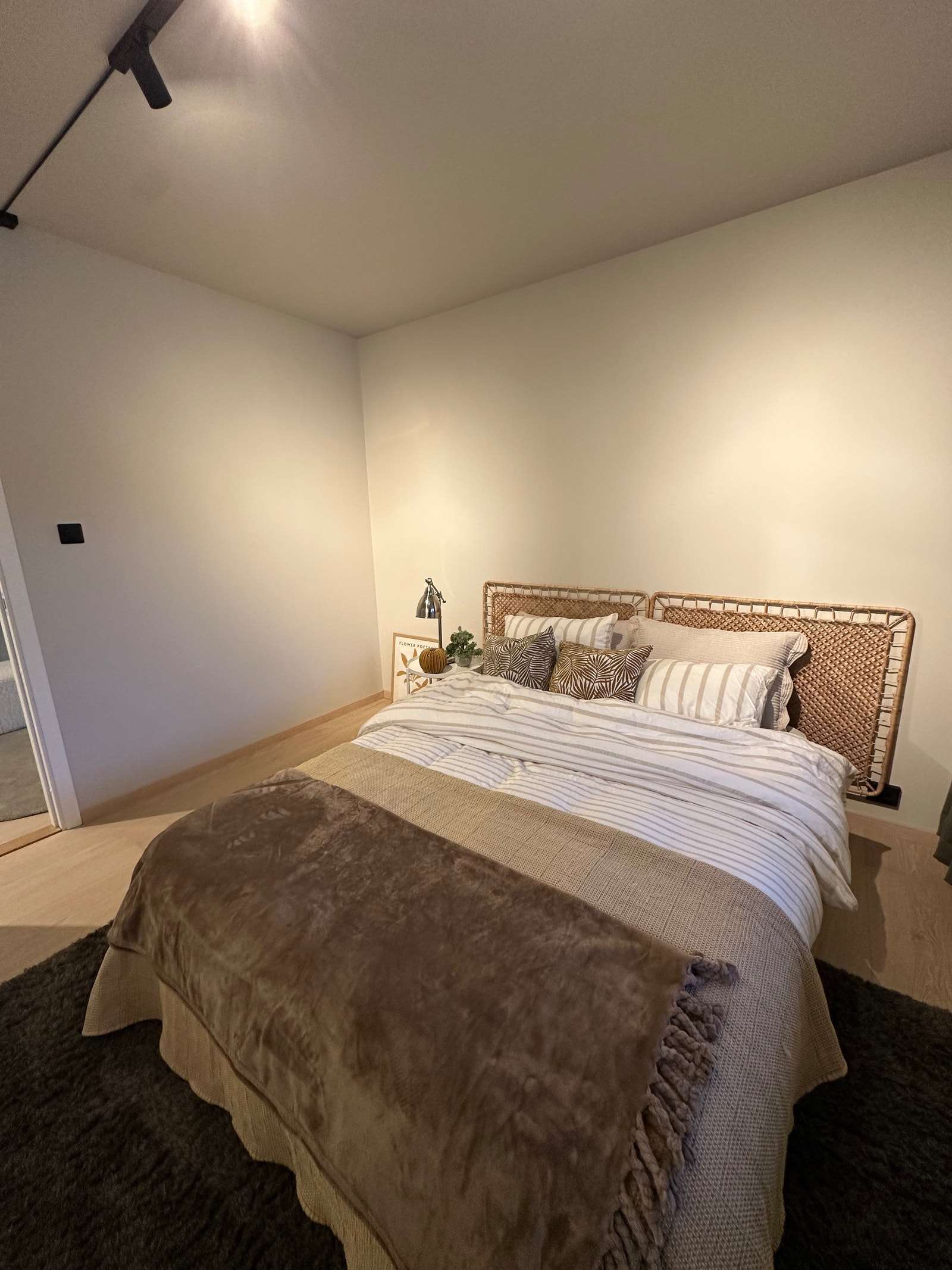 Soverom nr 1. Seng medfølger ikke.
Klesoppbevaring settes inn ved innflytting. Galleribilde