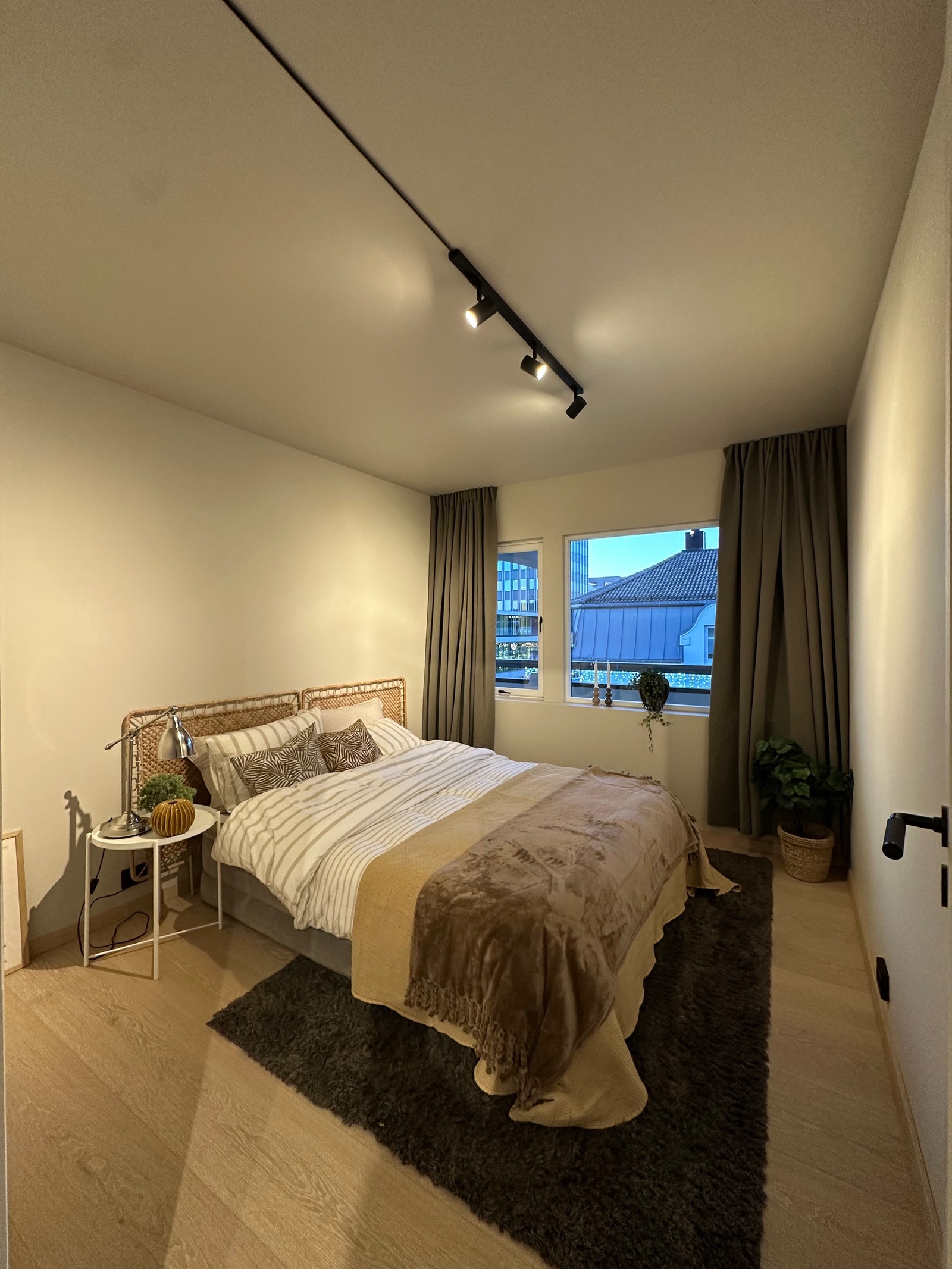 Soverom nr 1. Seng medfølger ikke.
Klesoppbevaring settes inn ved innflytting. Galleribilde