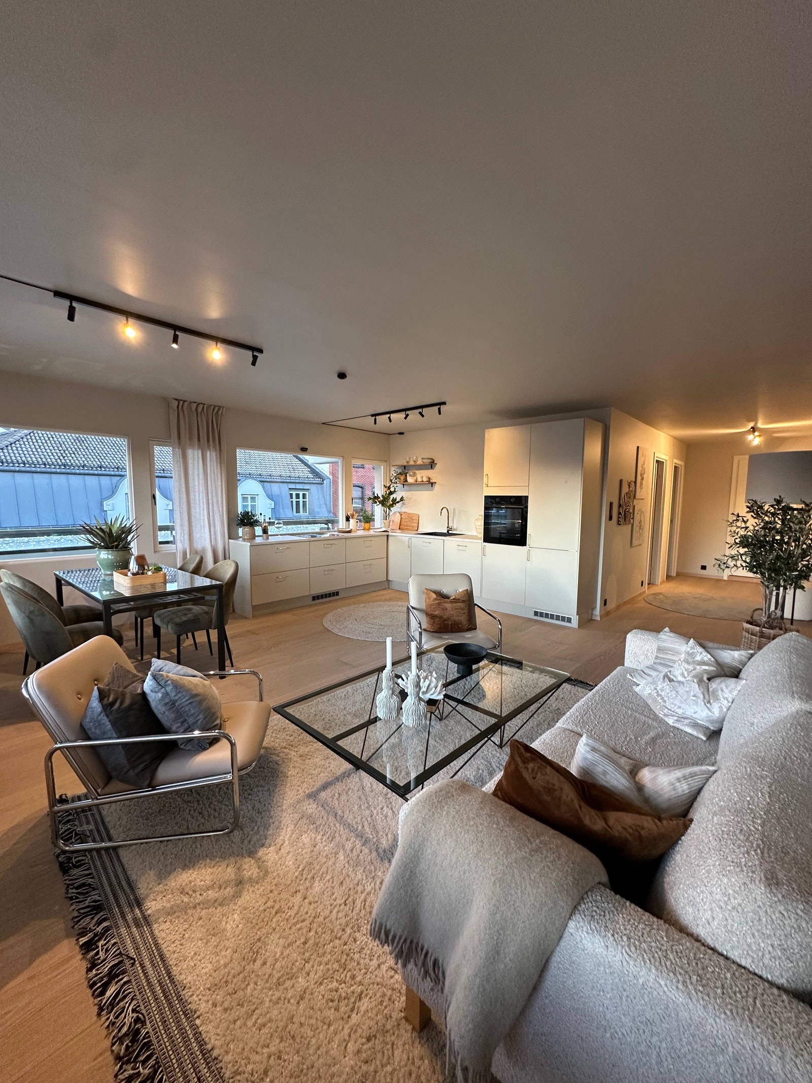 Åpen stue/kjøkken løsning.
Sofa medfølger. Andre møbler medfølger ikke.
Annet spisebord, sofabord og spisestuestoler settes inn før innflytting. Galleribilde