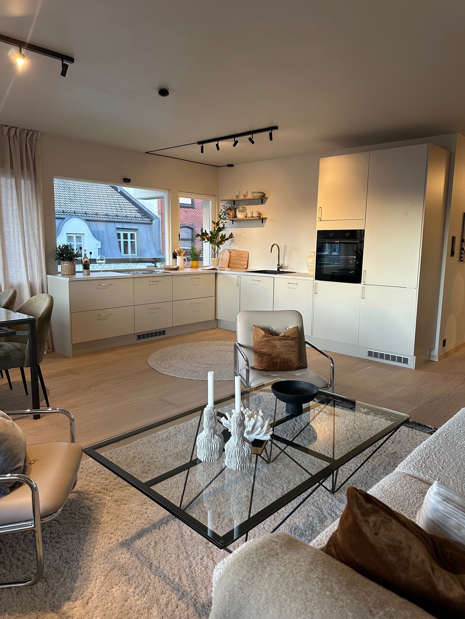 Åpen stue/kjøkken løsning.
Sofa medfølger. Andre møbler medfølger ikke.
Annet spisebord, sofabord og spisestuestoler settes inn før innflytting. Galleribilde