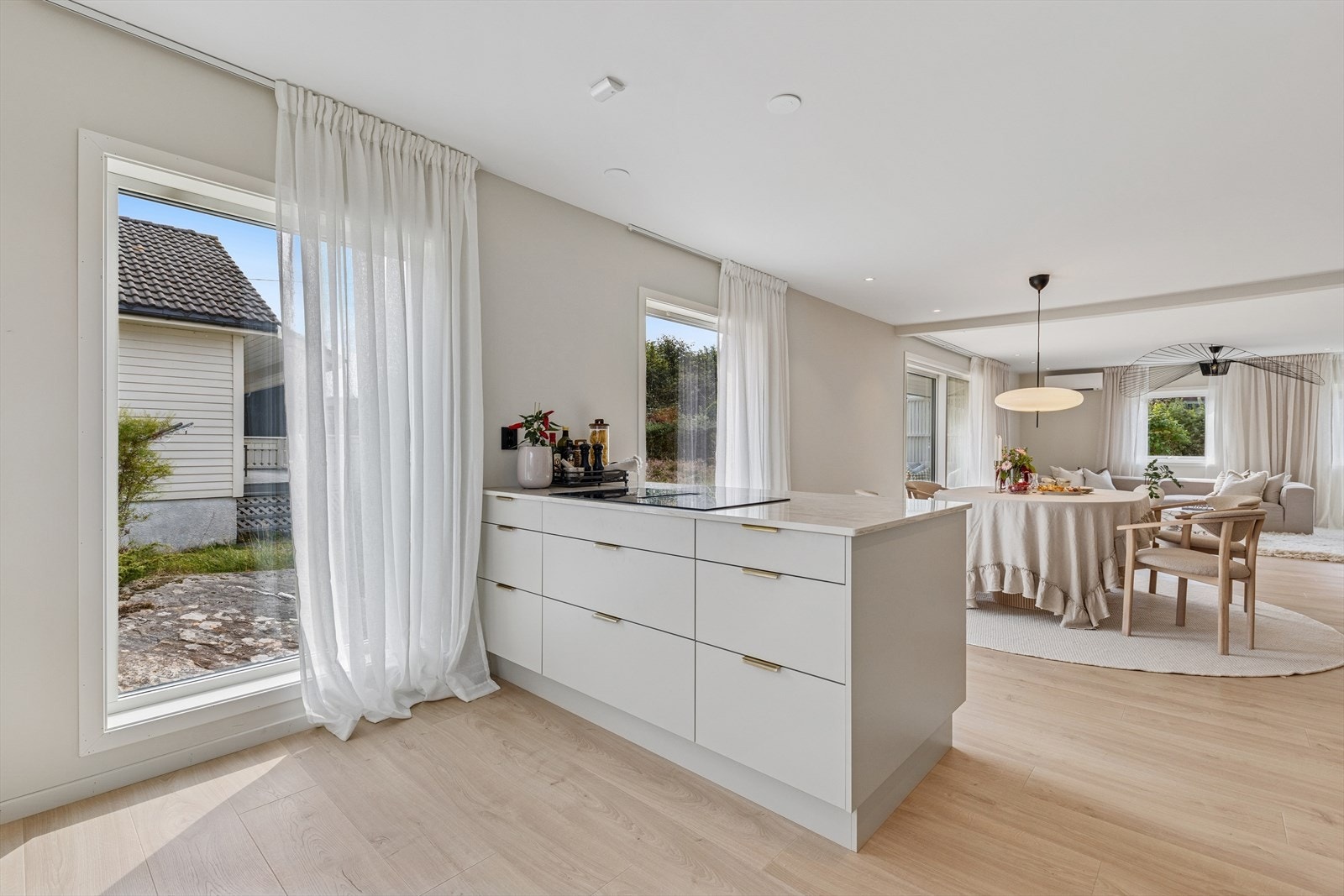 Kjøkkenet er ellers godt utstyrt med kjøleskap, fryseskap, oppvaskmaskin, stekeovn og koketopp med integrert ventilator. Galleribilde