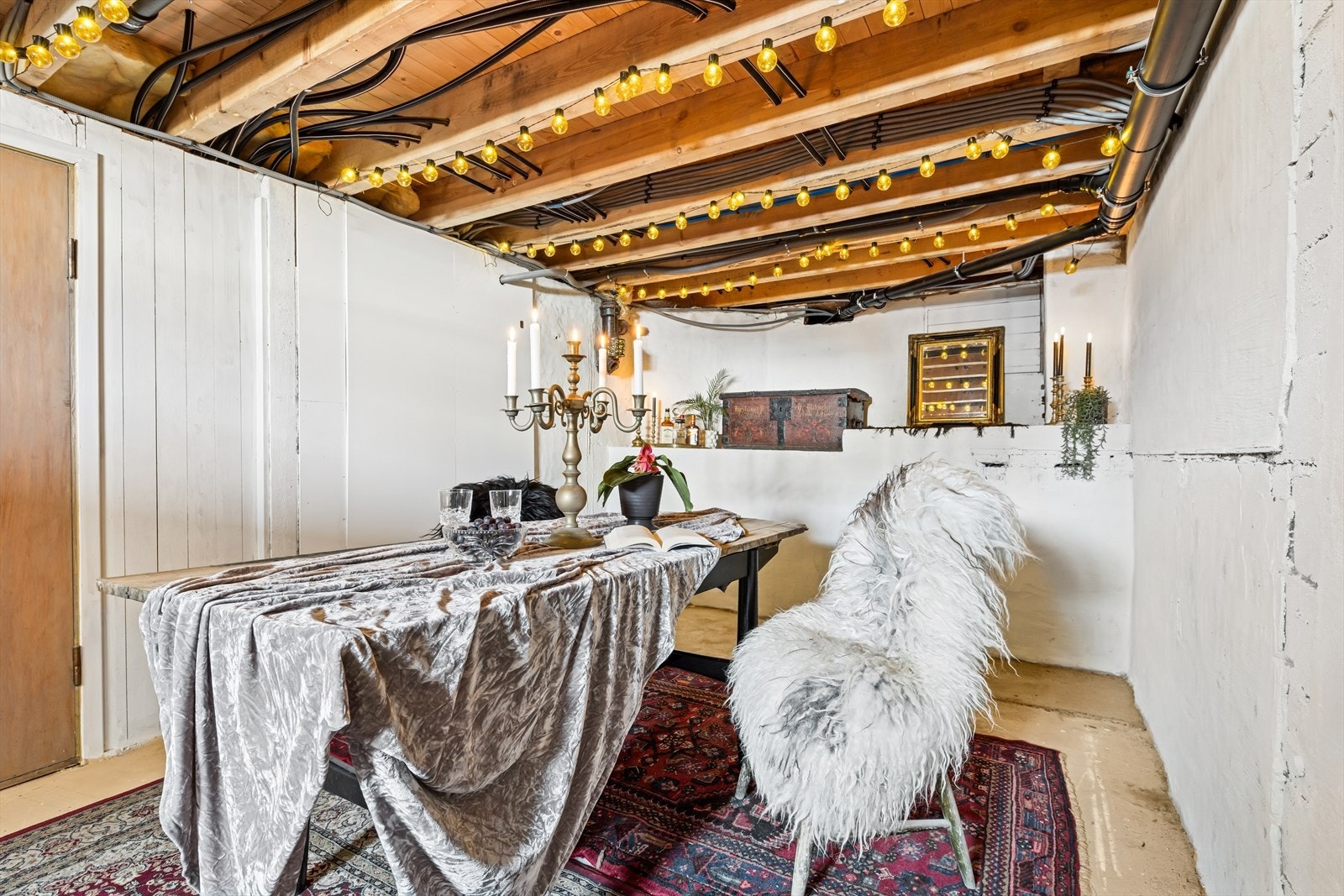 Fra stuen kommer man videre inn til et uinnredet rom. Ellers finner man en bod i kjelleren og utgang ut til uteområdet. Galleribilde