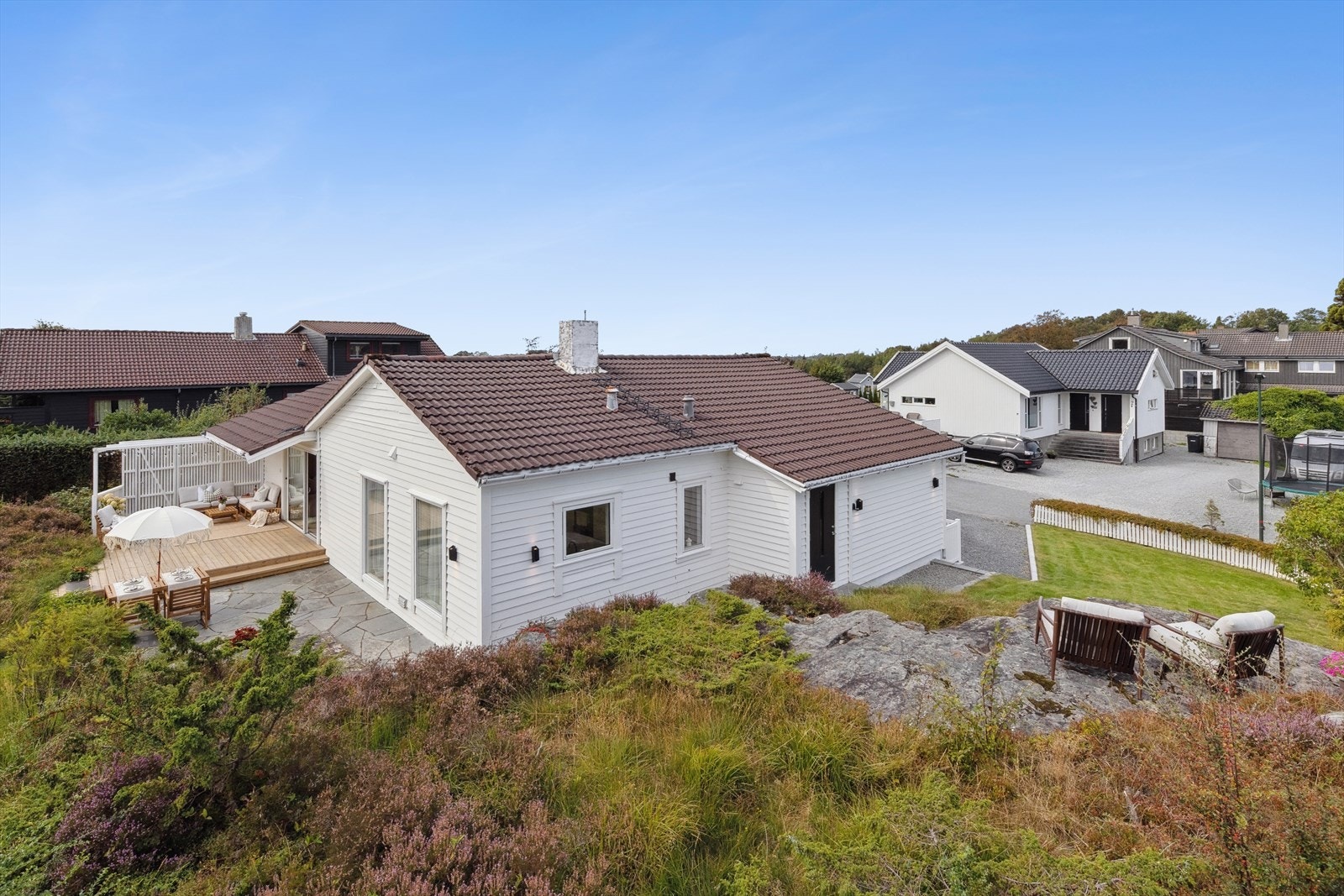 Eiendommen er på ca. 738 kvm og er flott opparbeidet med en romslig hage og plattinger av stein og terrasse. Området rundt uteplassen består primært av naturlig terreng og berg. Et flott uteområde hvor både store og små vil trives. Galleribilde