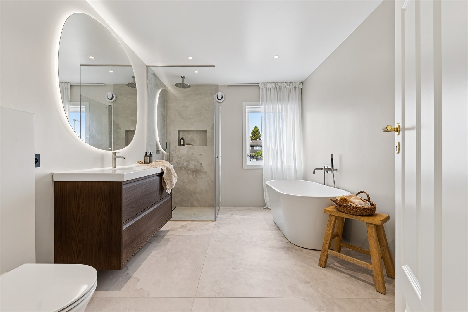 Baderom 1 ble pusset opp i 2025 og er lekkert innredet med store, grå/beige fliser på gulv og i dusjsone og ellers malte flater. I gulvet har man også varmekabler for ekstra komfort. Galleribilde