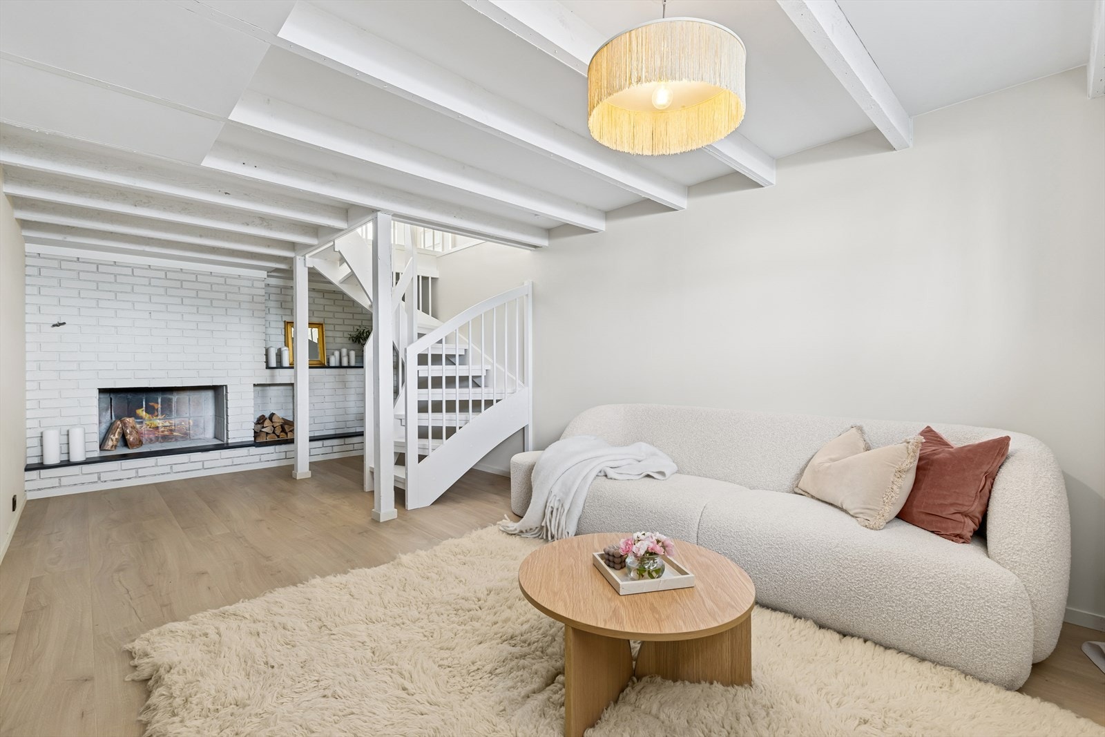 Følger man trappen ned til kjelleretasjen kommer man inn i en romslig stue utstyrt med åpen peis. Et kjekt ekstra oppholdsrom hvor man kan trekke seg tilbake. Galleribilde