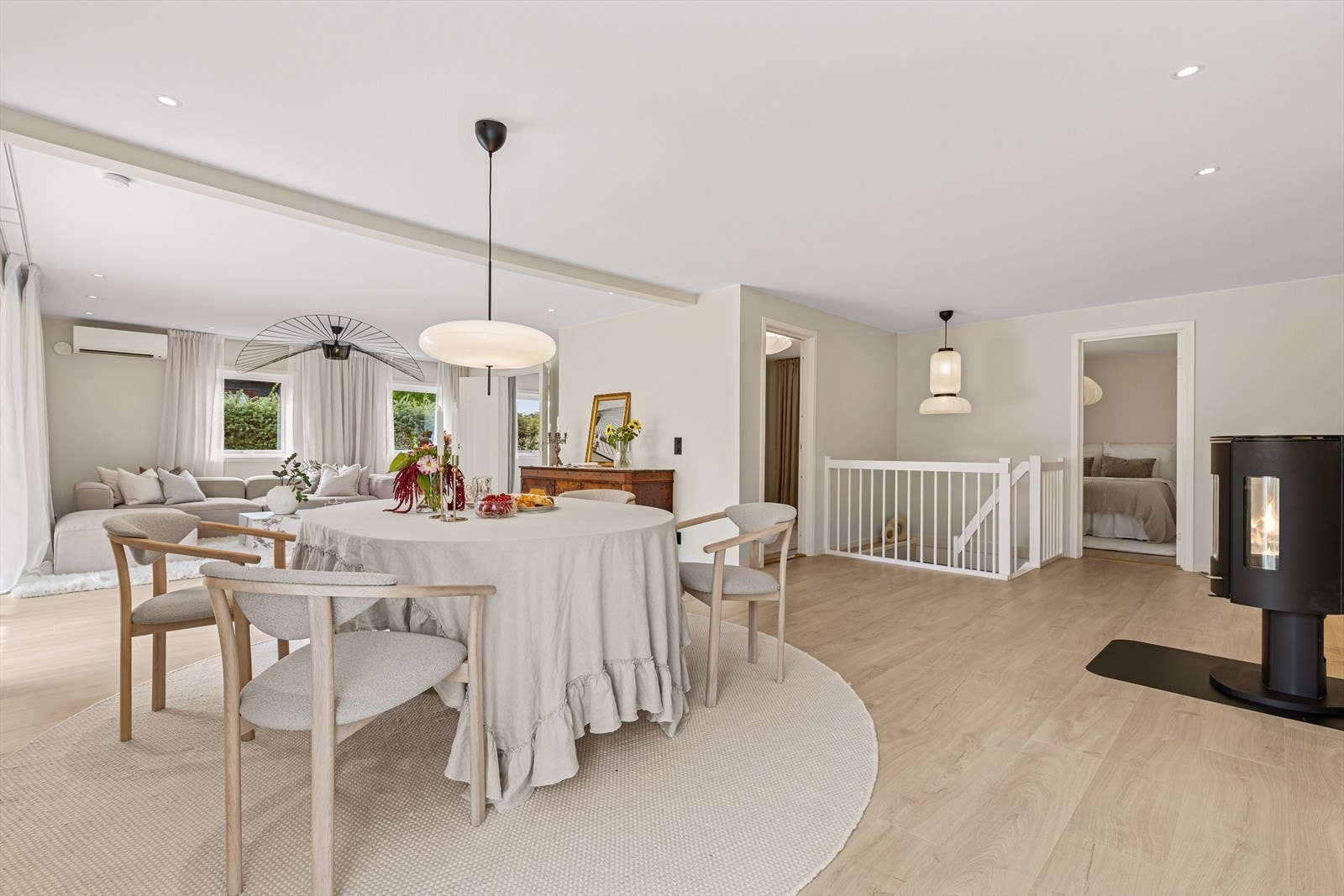 Et stort og flott oppholdsrom hvor man har god plass til å samle venner og familie. Galleribilde