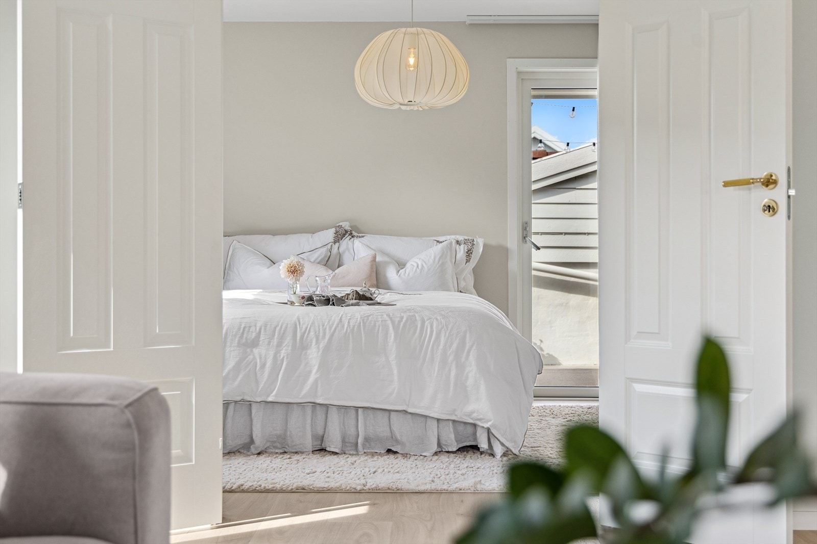 Doble dører fører oss inn til det første soverommet i boligen. Galleribilde