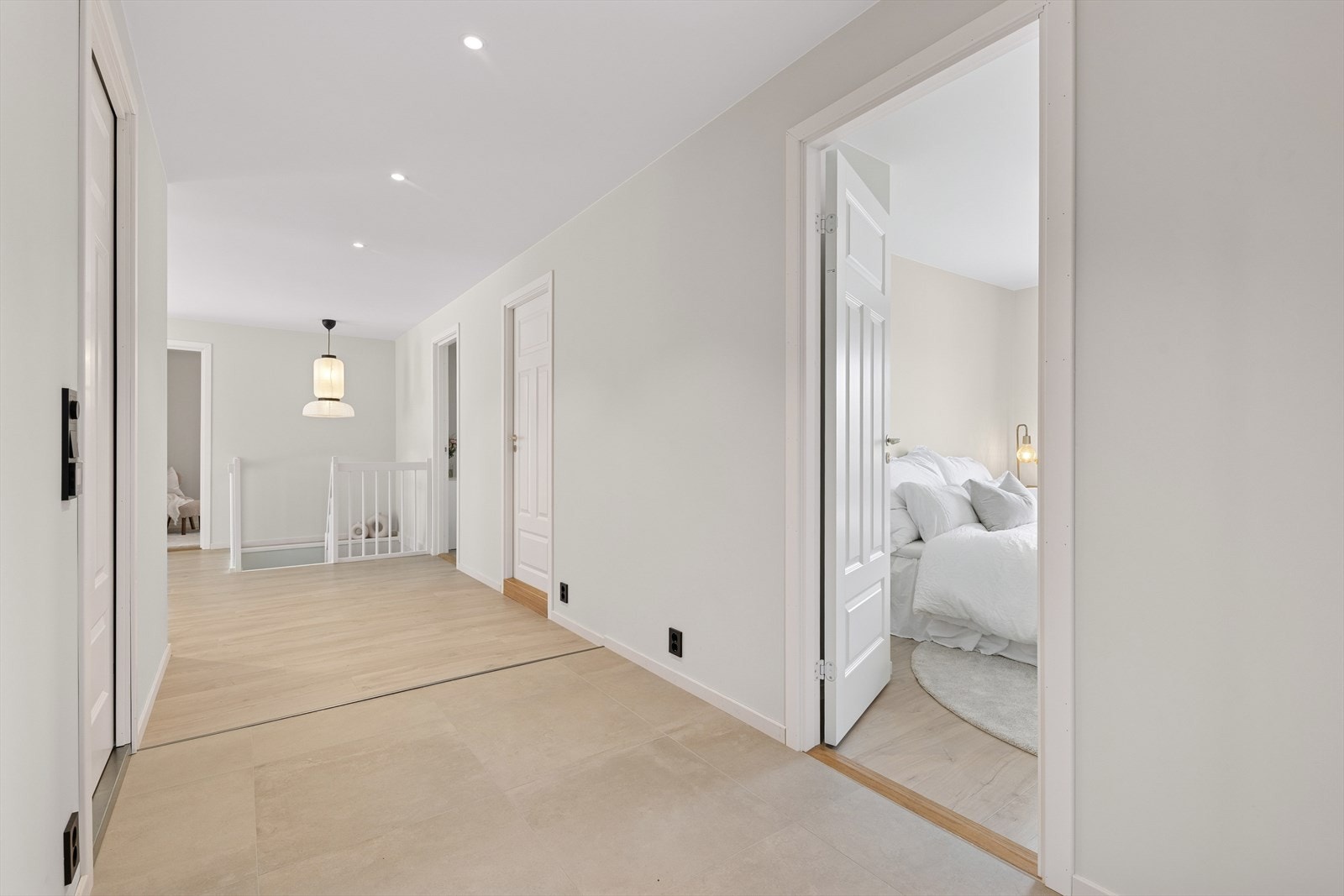 Lys og romslig gang som er praktisk innredet med flislagt gulv. Det er elektriske varmekabler i gangen. Galleribilde