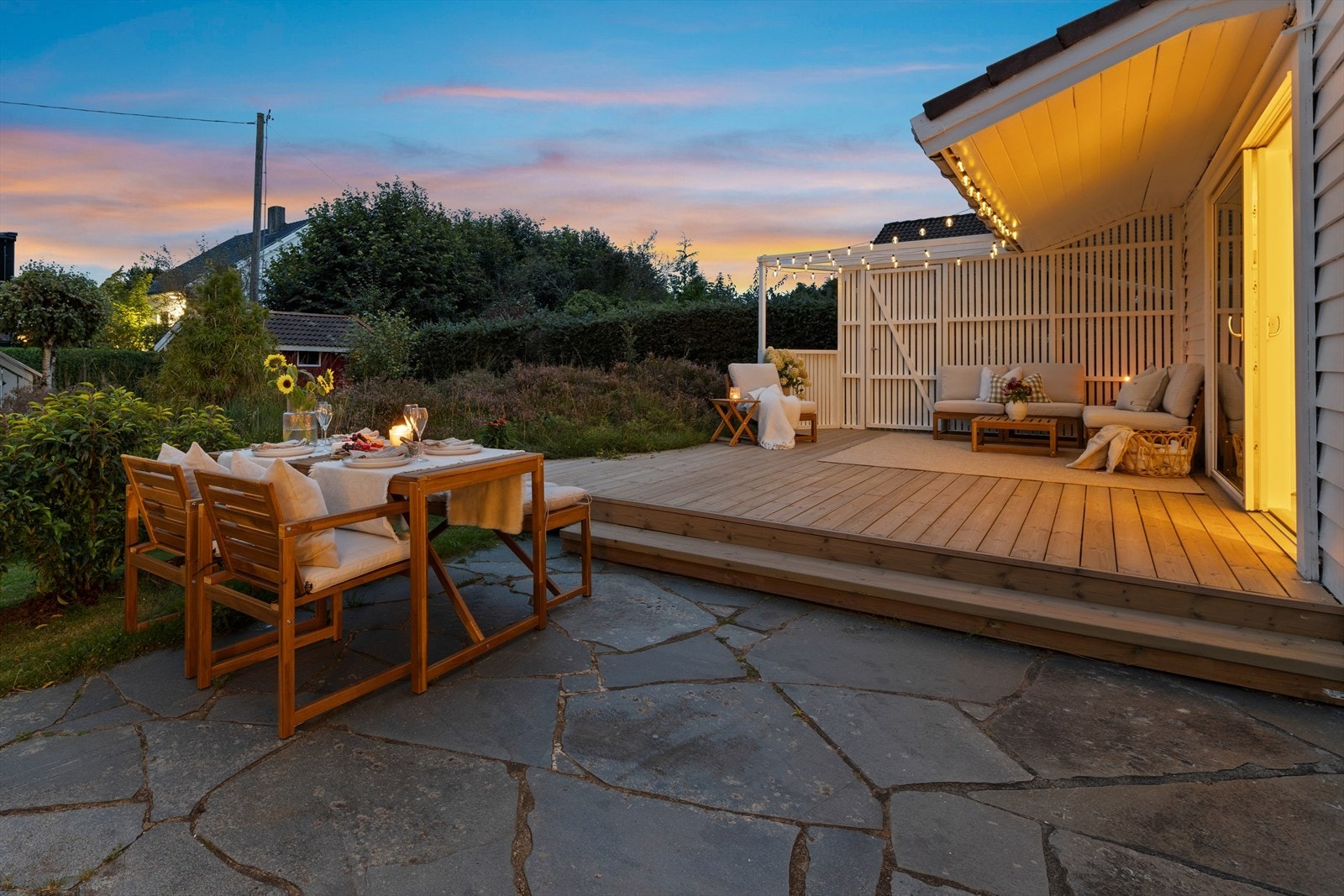 Fra stuen kommer man ut til et flott opparbeidet uteområde hvor man har god plass til å møblere i flere soner. Galleribilde